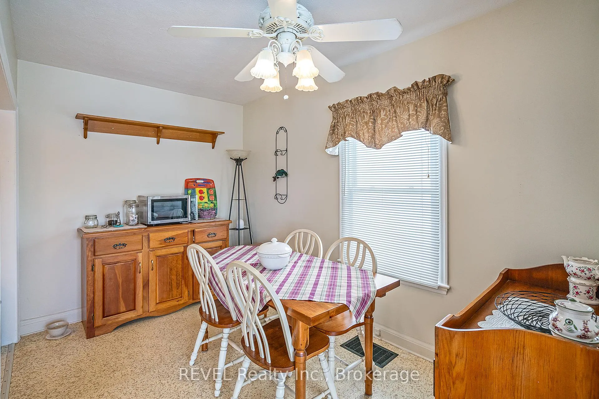Photo 11 of 18 A,B,C,D Valley Road, St. Catharines, Rykert/Vansickle — HOMEH