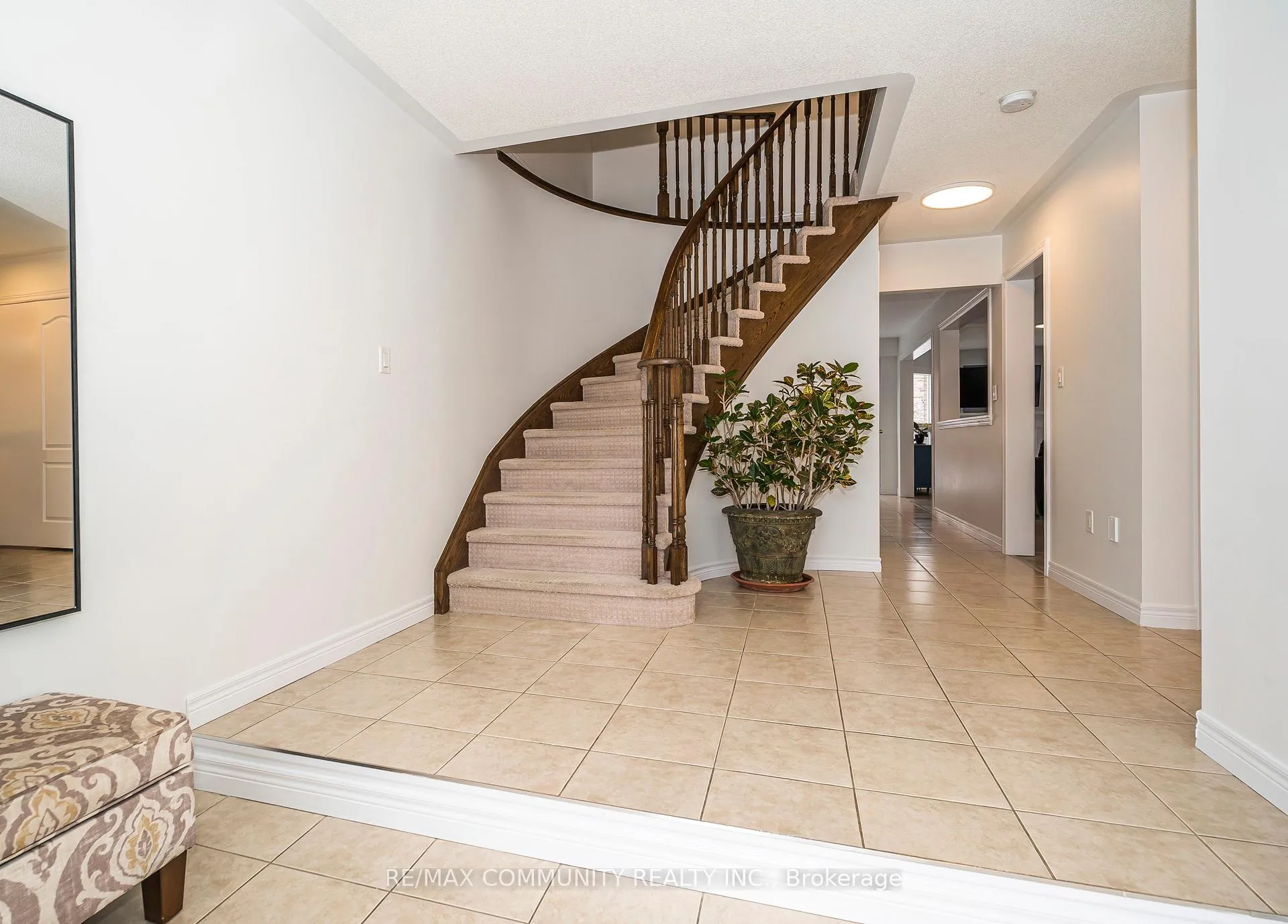 Photo 4 of 18 Duval Street, Clarington, Courtice — HOMEH