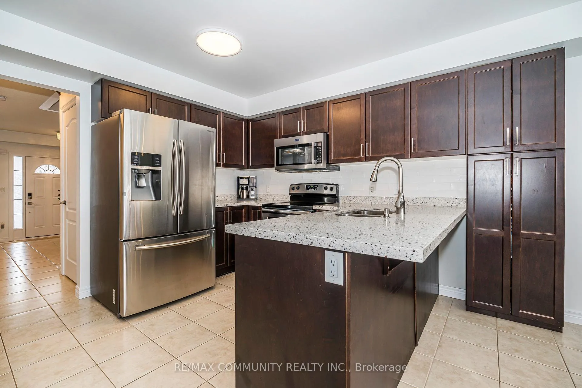 Photo 5 of 18 Duval Street, Clarington, Courtice — HOMEH