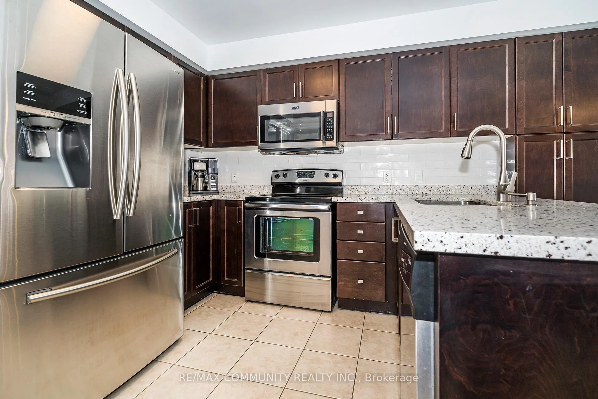 Photo 7 of 18 Duval Street, Clarington, Courtice — HOMEH
