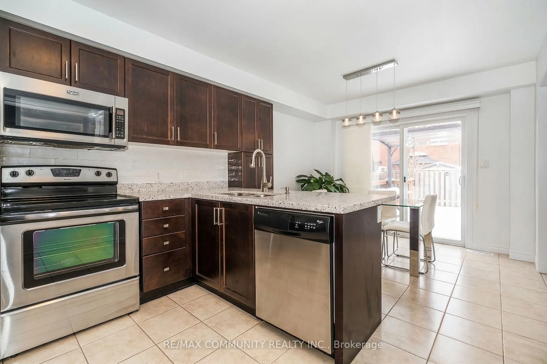 Photo 8 of 18 Duval Street, Clarington, Courtice — HOMEH