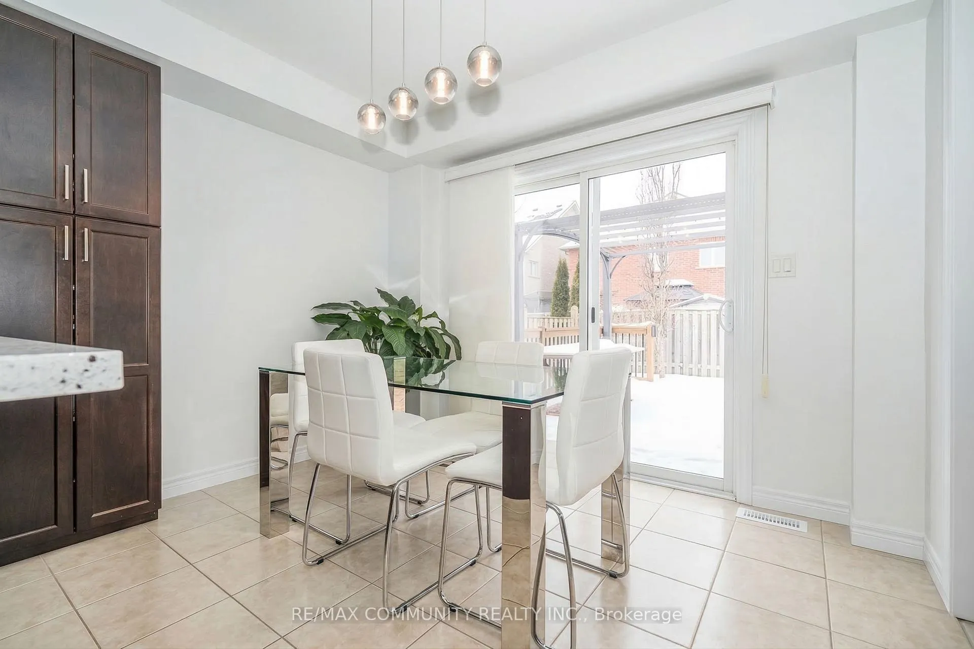 Photo 10 of 18 Duval Street, Clarington, Courtice — HOMEH