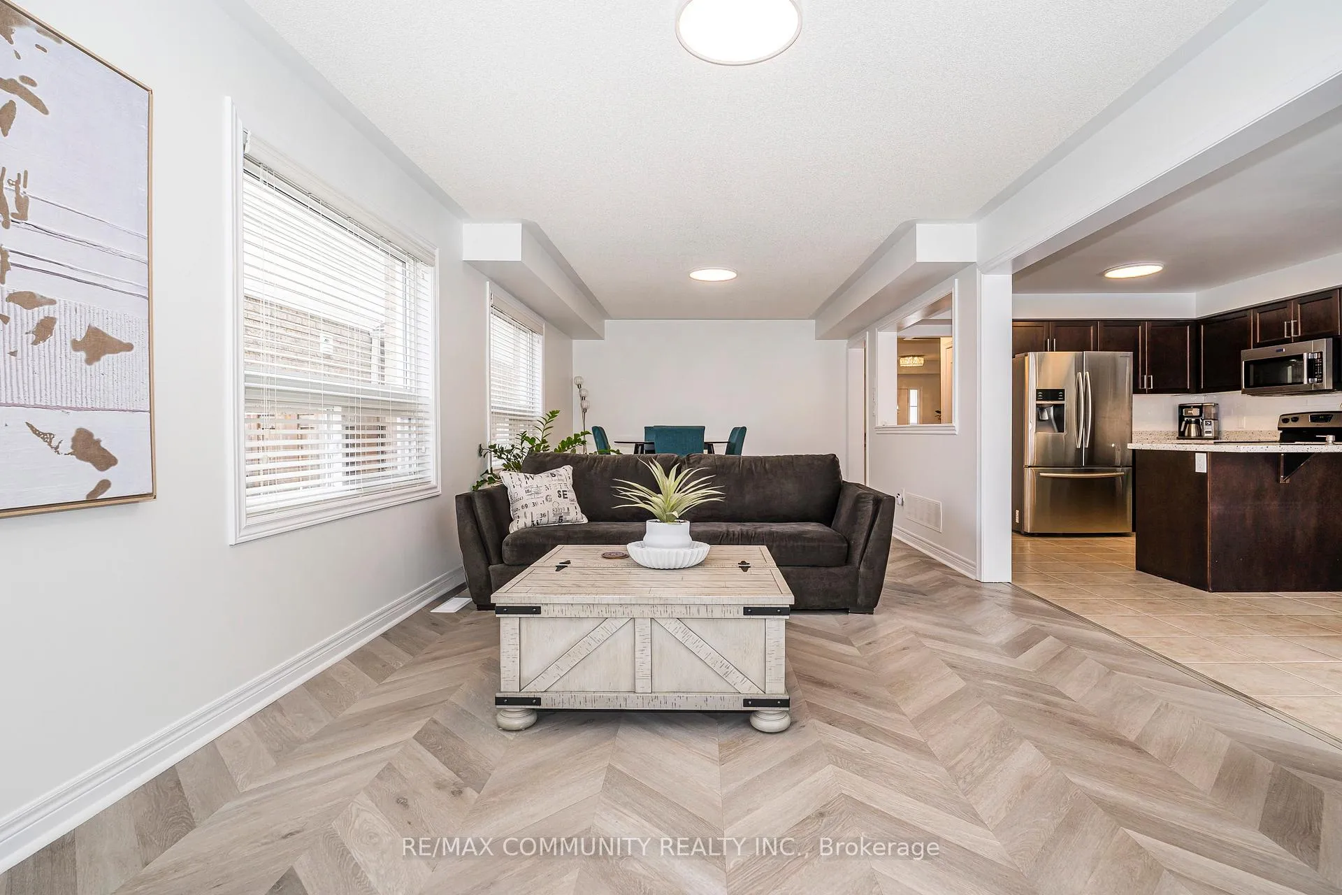 Photo 12 of 18 Duval Street, Clarington, Courtice — HOMEH