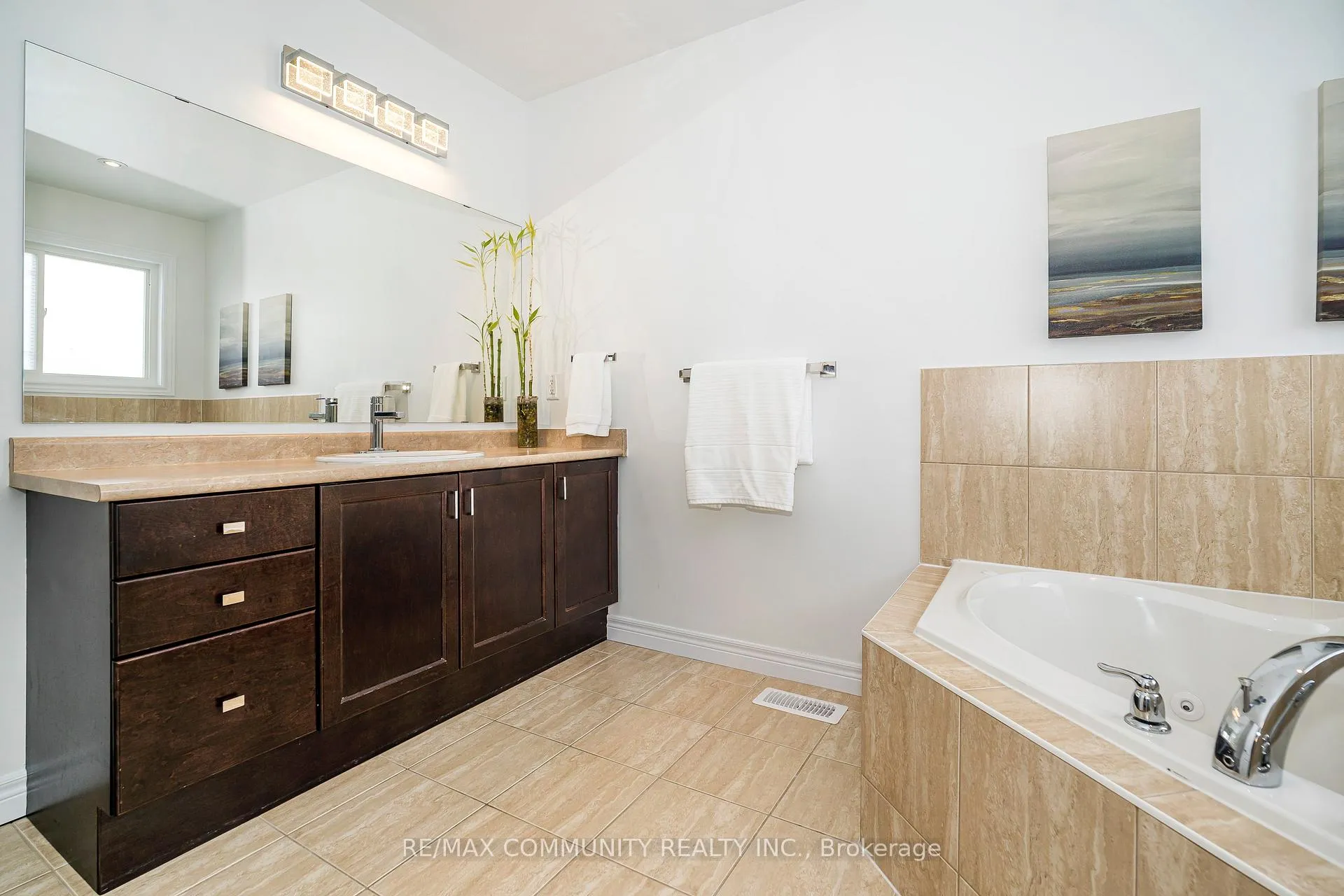 Photo 21 of 18 Duval Street, Clarington, Courtice — HOMEH