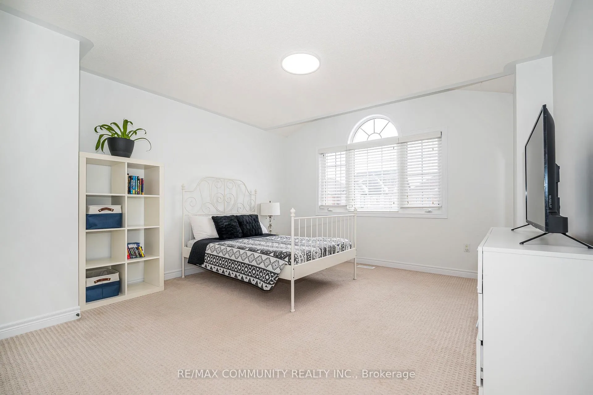 Photo 23 of 18 Duval Street, Clarington, Courtice — HOMEH