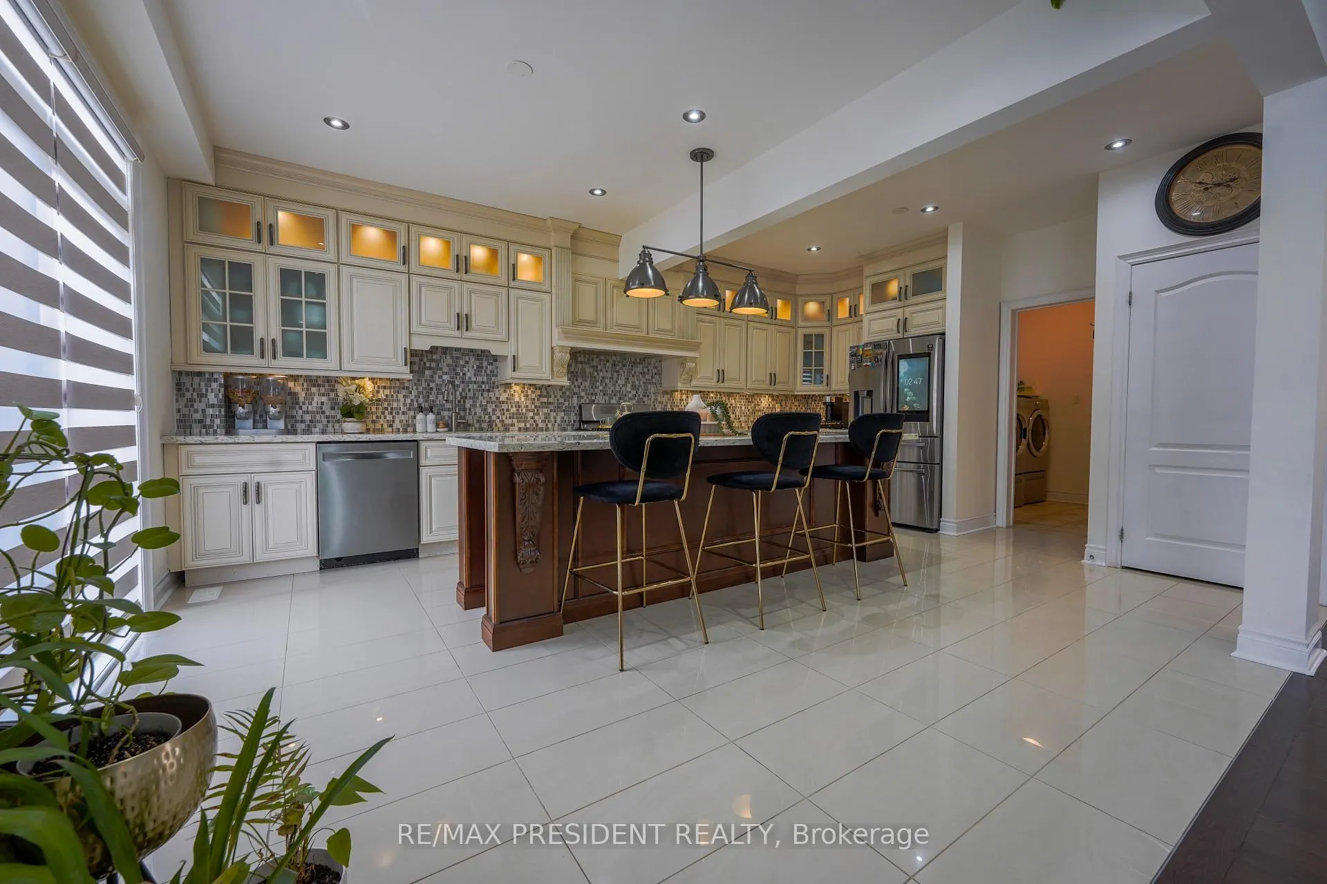 Photo 8 of 16 Bassett Crescent, Brampton, Credit Valley — HOMEH