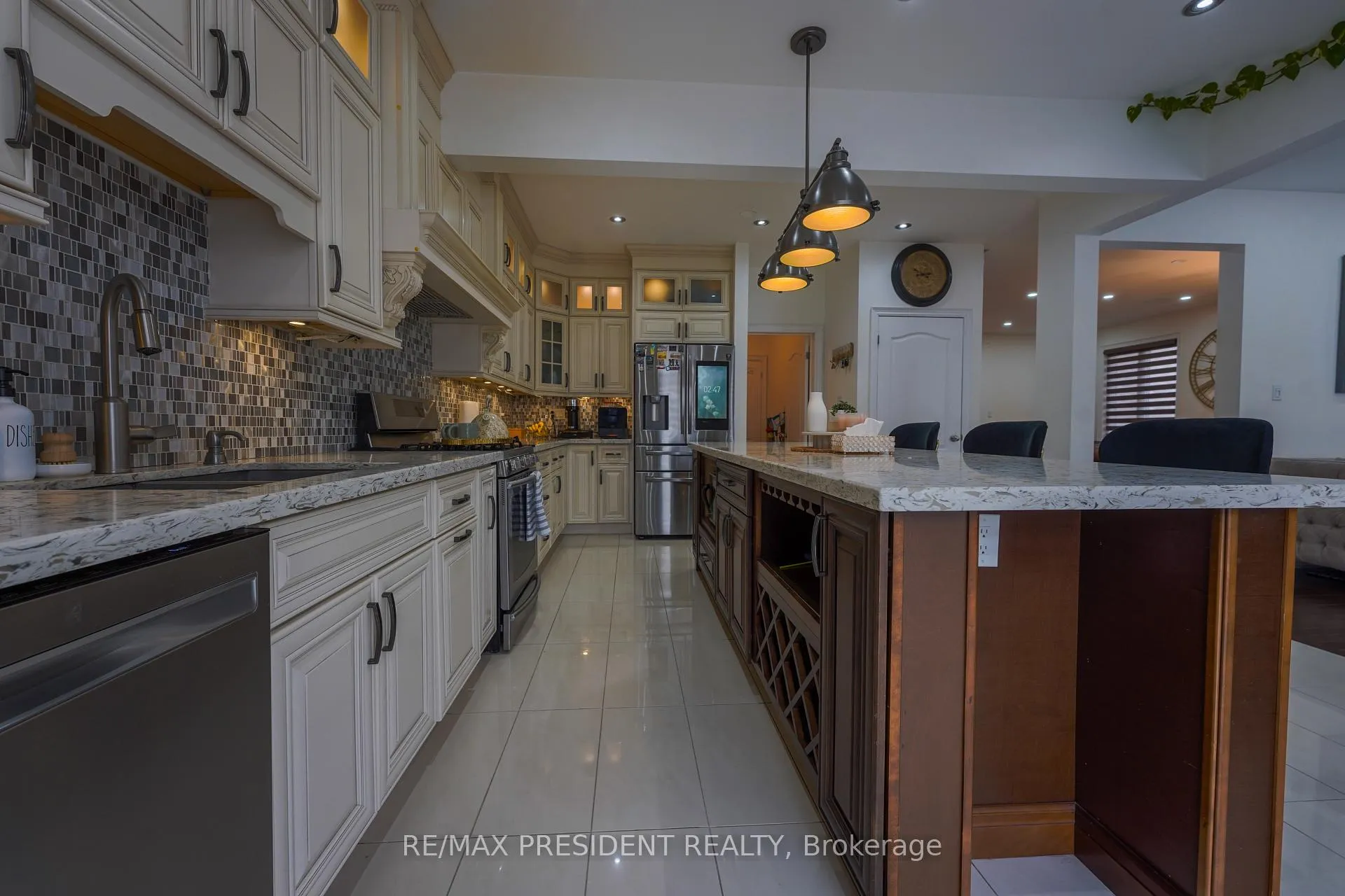 Photo 9 of 16 Bassett Crescent, Brampton, Credit Valley — HOMEH