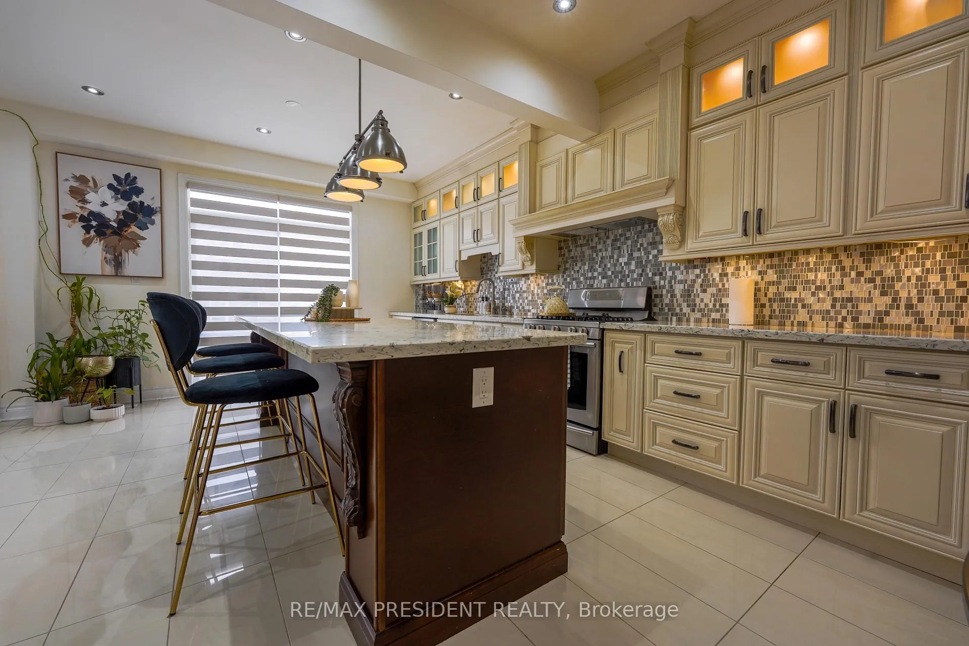 Photo 11 of 16 Bassett Crescent, Brampton, Credit Valley — HOMEH