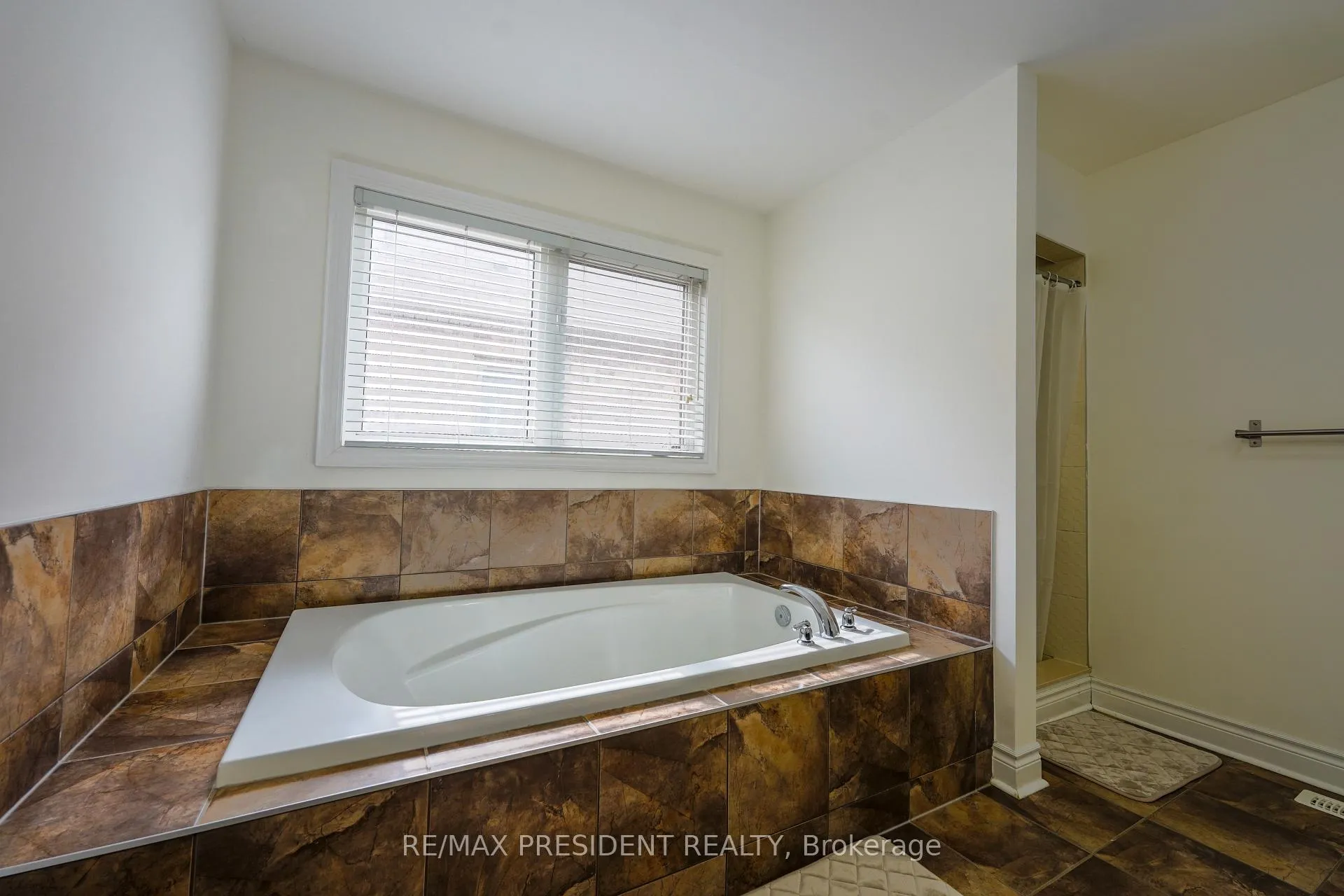 Photo 17 of 16 Bassett Crescent, Brampton, Credit Valley — HOMEH