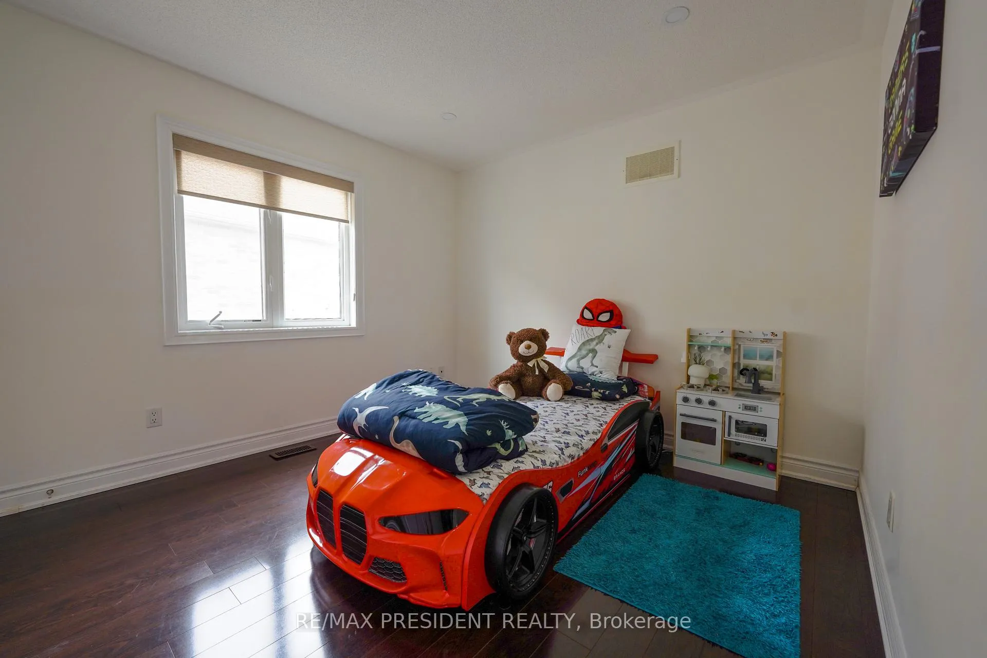 Photo 18 of 16 Bassett Crescent, Brampton, Credit Valley — HOMEH