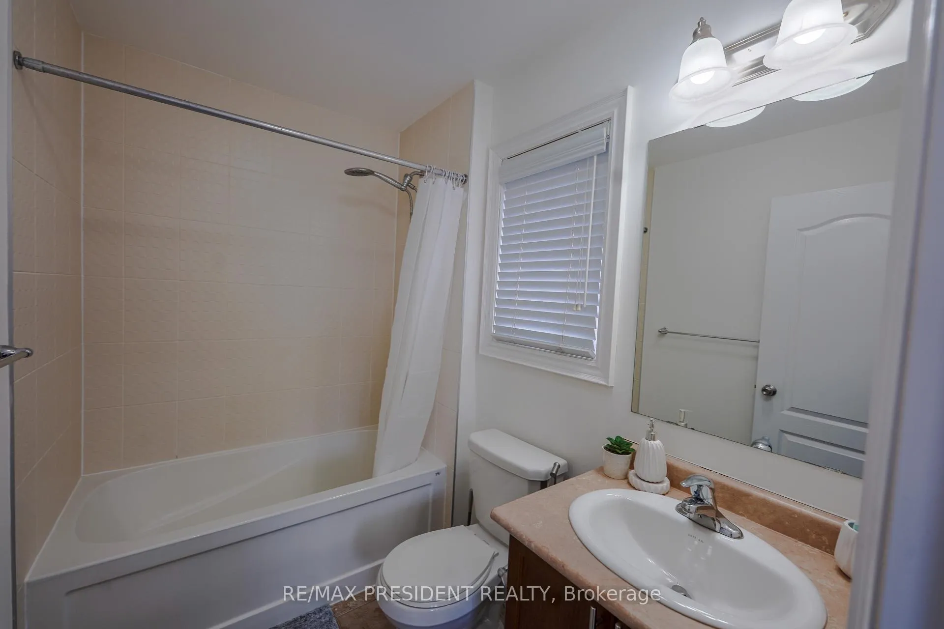 Photo 25 of 16 Bassett Crescent, Brampton, Credit Valley — HOMEH