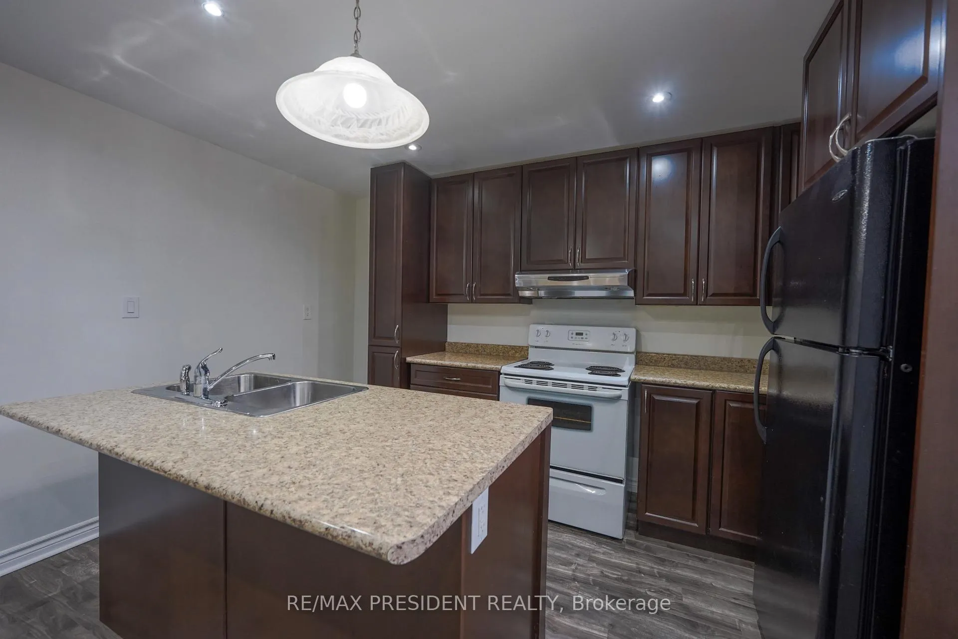Photo 30 of 16 Bassett Crescent, Brampton, Credit Valley — HOMEH