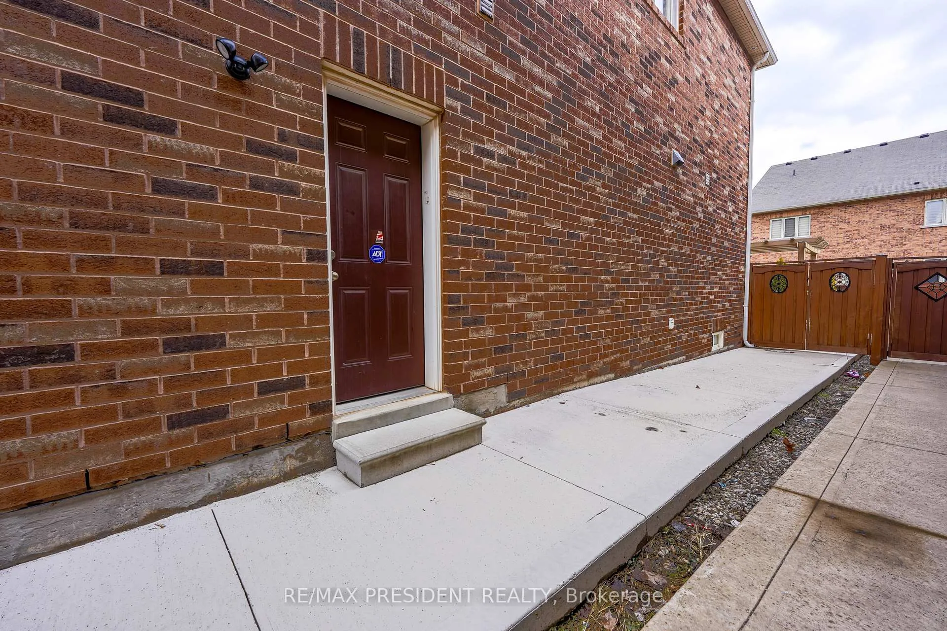 Photo 36 of 16 Bassett Crescent, Brampton, Credit Valley — HOMEH