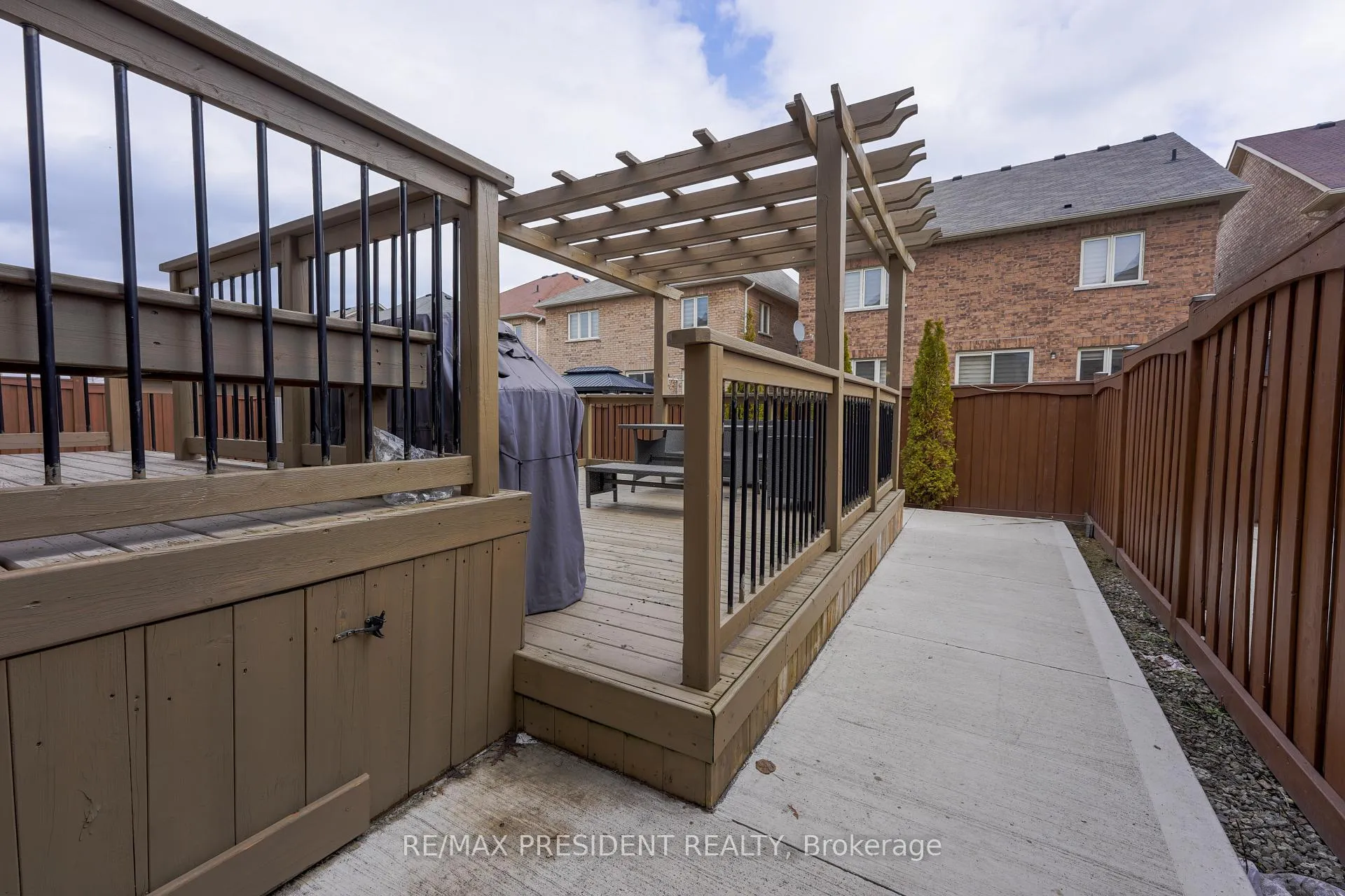 Photo 37 of 16 Bassett Crescent, Brampton, Credit Valley — HOMEH
