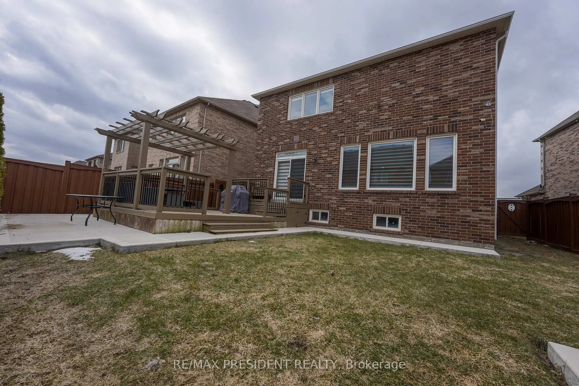 Photo 38 of 16 Bassett Crescent, Brampton, Credit Valley — HOMEH