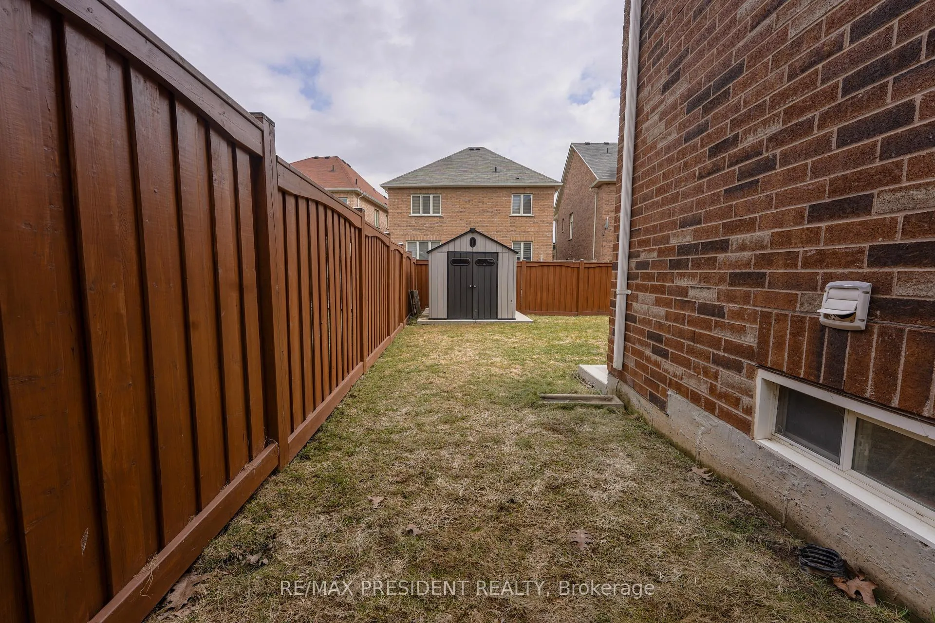 Photo 40 of 16 Bassett Crescent, Brampton, Credit Valley — HOMEH