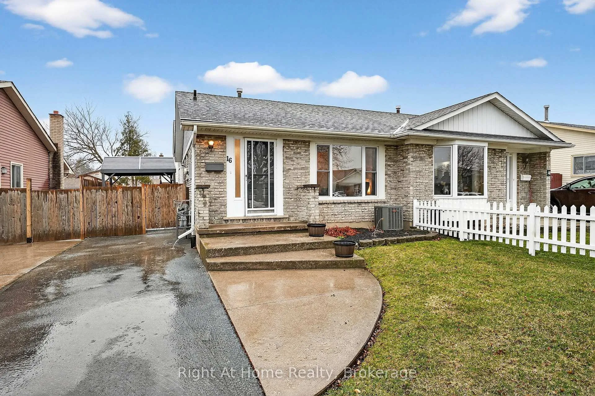 Photo 2 of 16 Dundee Drive, St. Catharines, Secord Woods — HOMEH