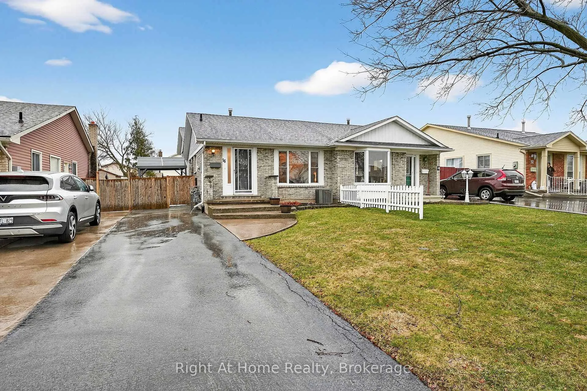 Photo 1 of 16 Dundee Drive, St. Catharines, Secord Woods — HOMEH