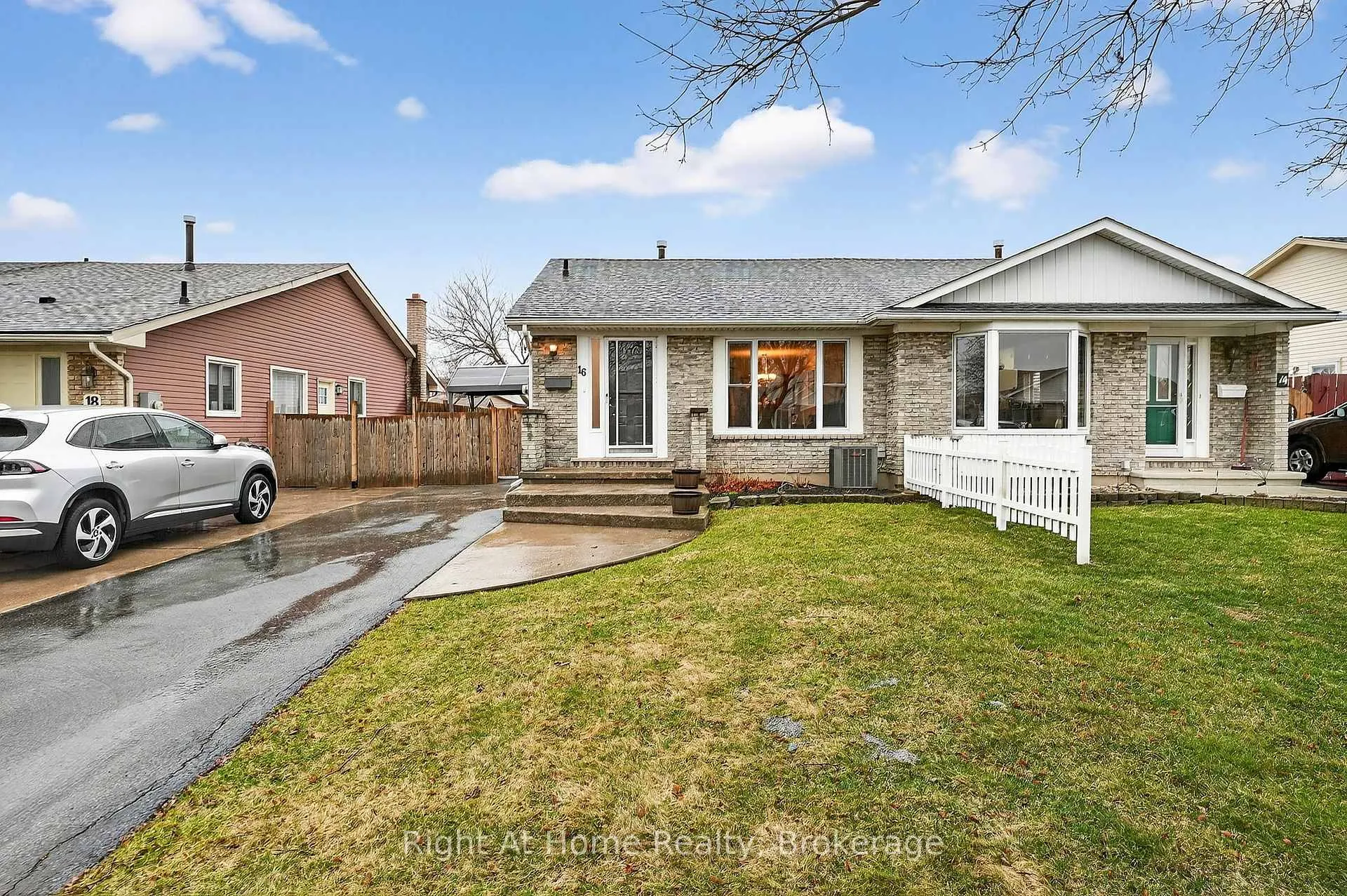 Photo 3 of 16 Dundee Drive, St. Catharines, Secord Woods — HOMEH