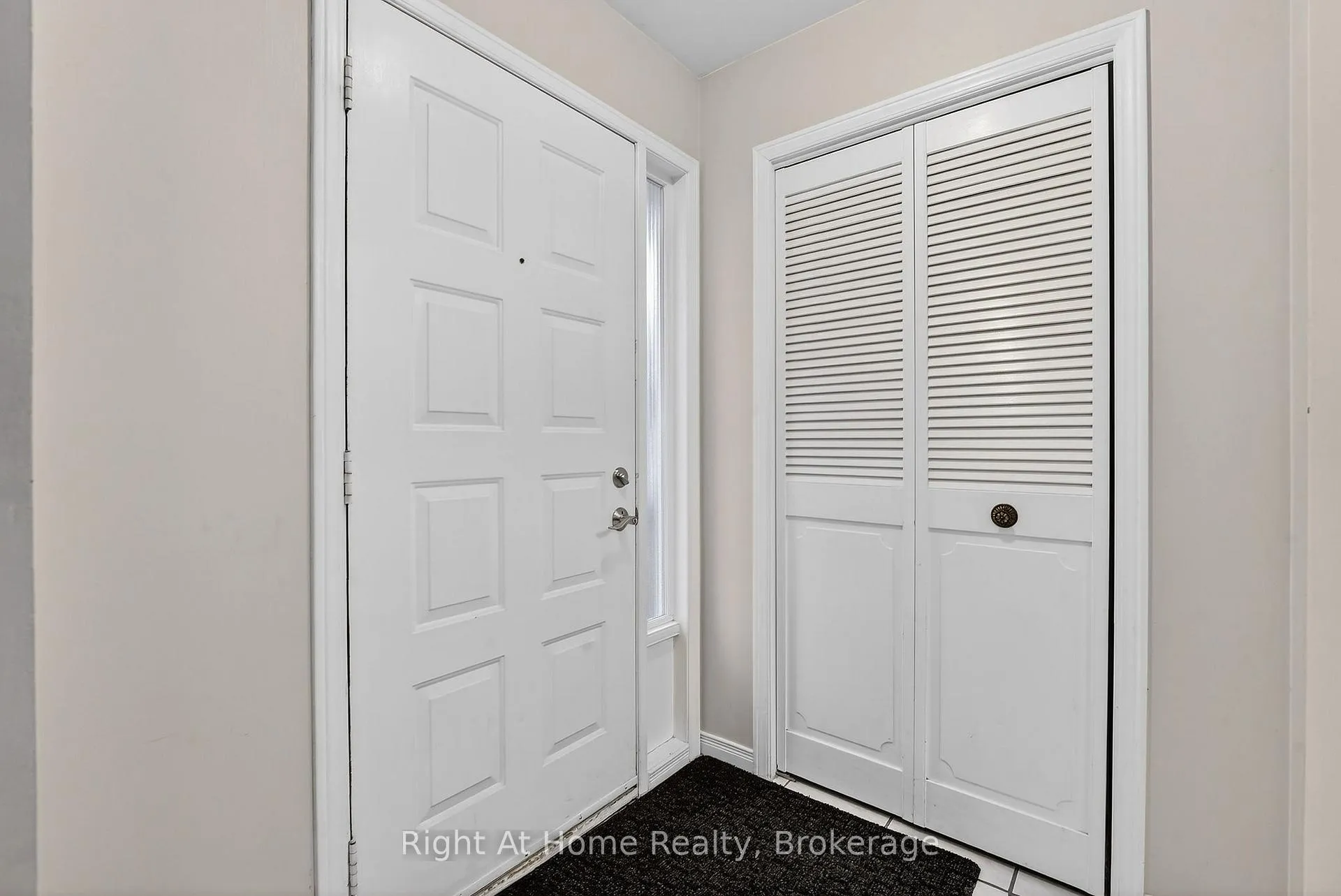 Photo 4 of 16 Dundee Drive, St. Catharines, Secord Woods — HOMEH