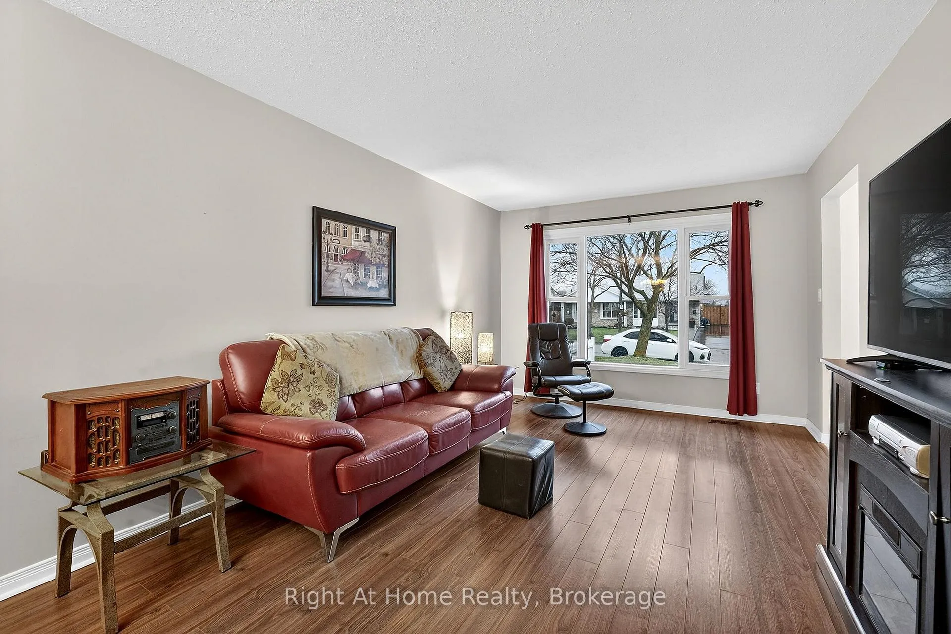 Photo 9 of 16 Dundee Drive, St. Catharines, Secord Woods — HOMEH