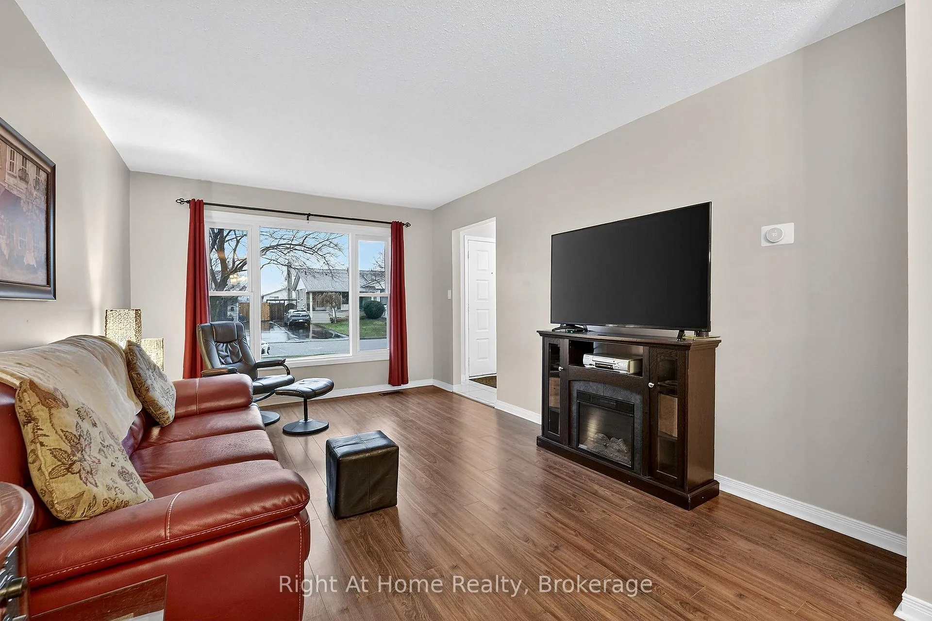 Photo 10 of 16 Dundee Drive, St. Catharines, Secord Woods — HOMEH