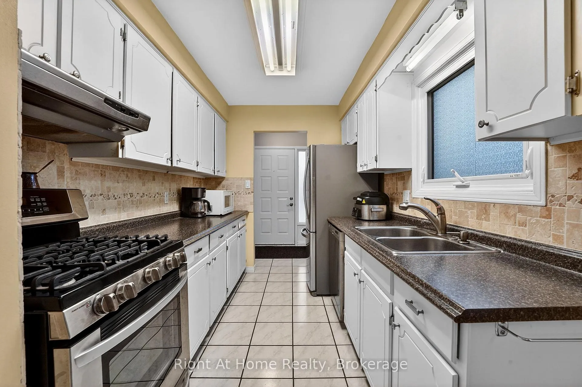 Photo 11 of 16 Dundee Drive, St. Catharines, Secord Woods — HOMEH