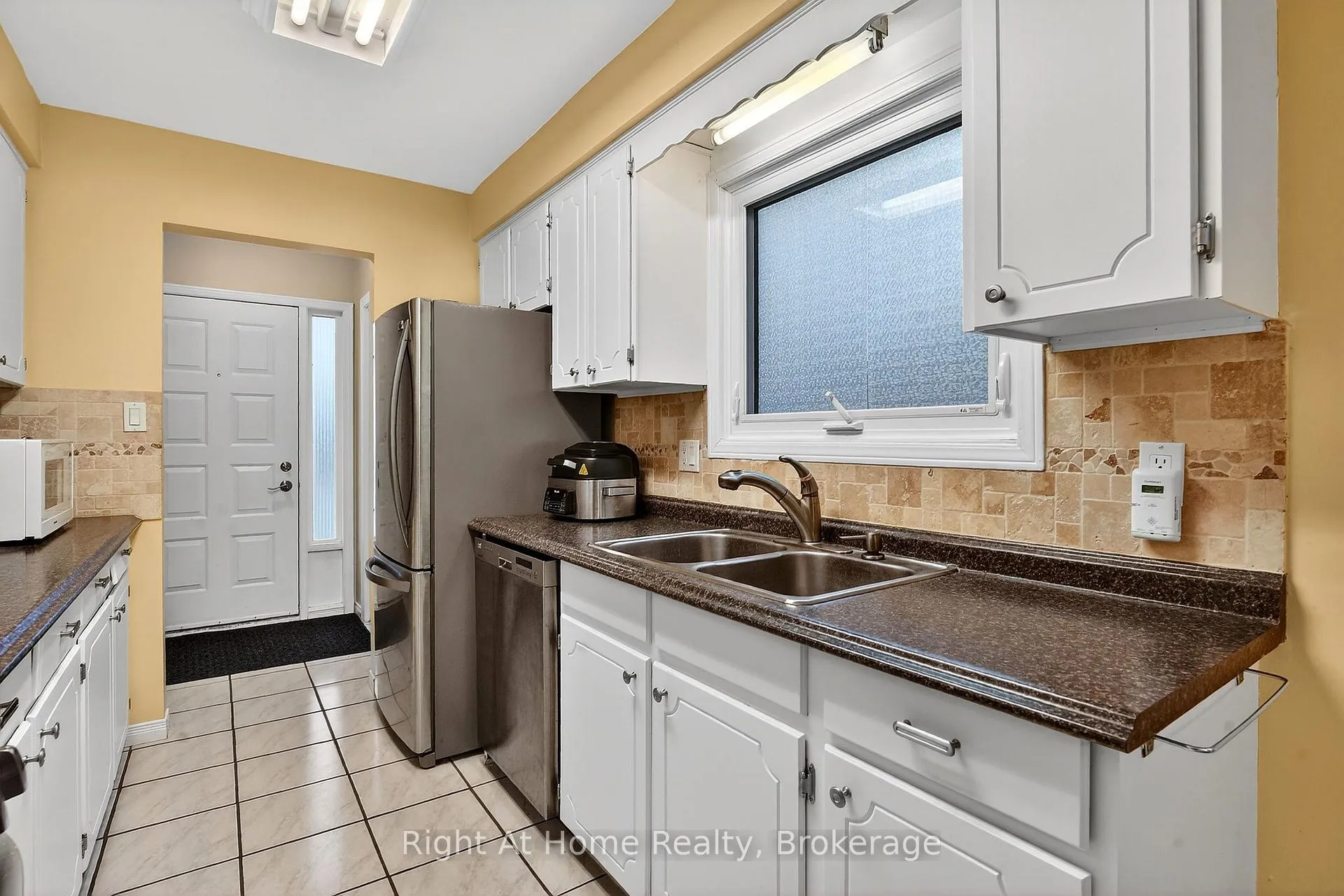 Photo 12 of 16 Dundee Drive, St. Catharines, Secord Woods — HOMEH