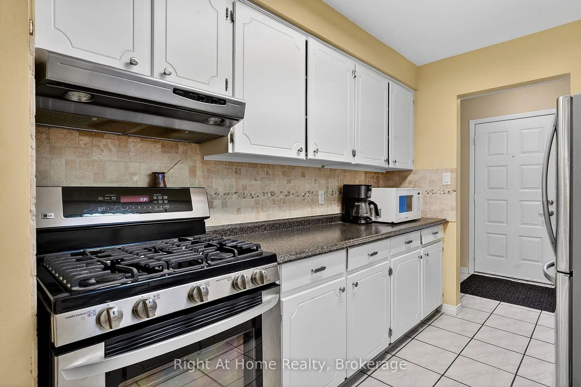 Photo 13 of 16 Dundee Drive, St. Catharines, Secord Woods — HOMEH