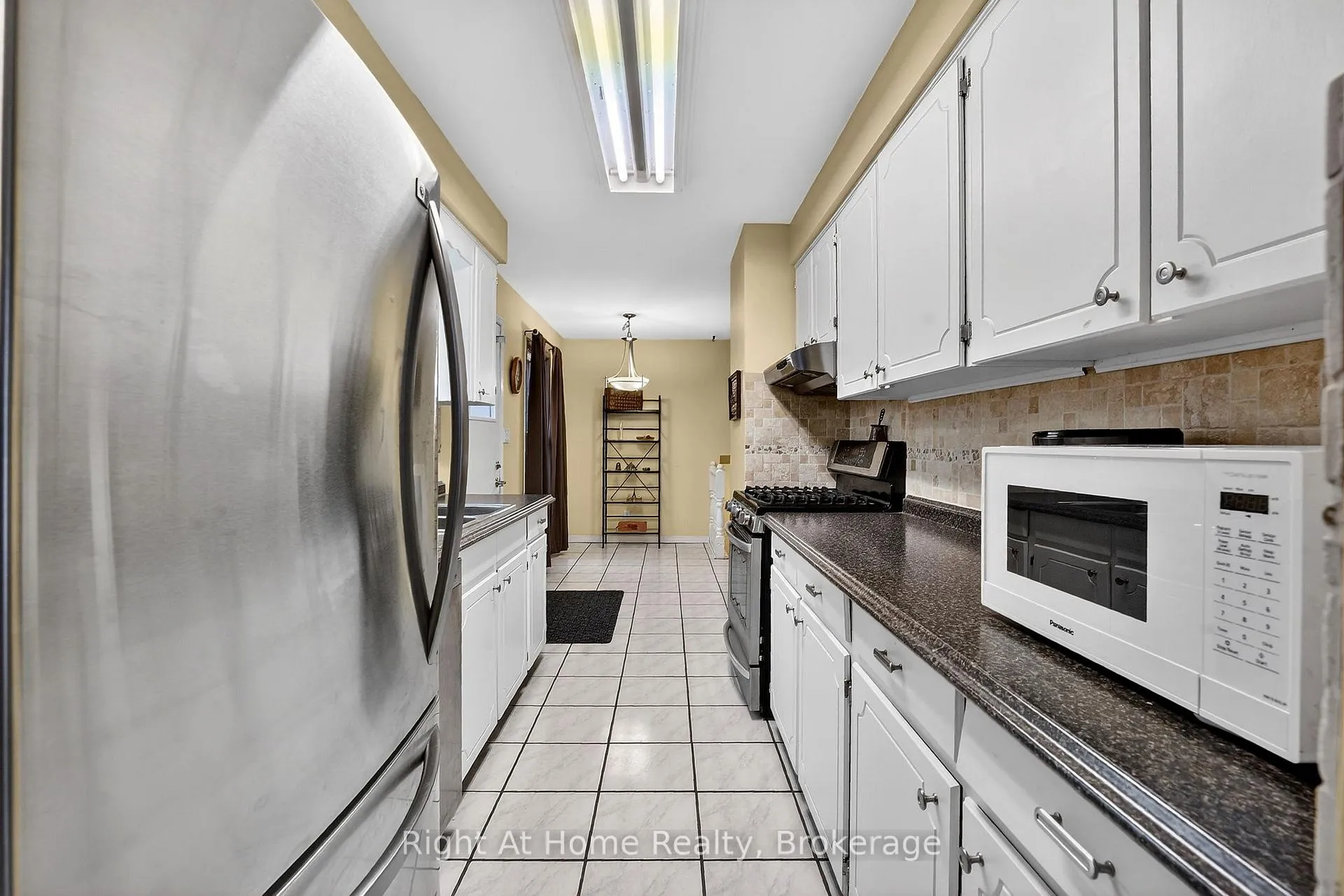 Photo 14 of 16 Dundee Drive, St. Catharines, Secord Woods — HOMEH