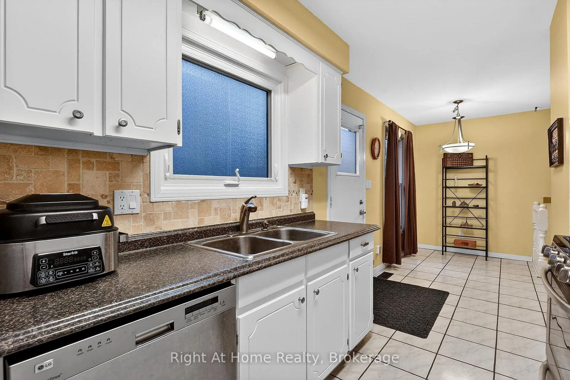 Photo 15 of 16 Dundee Drive, St. Catharines, Secord Woods — HOMEH