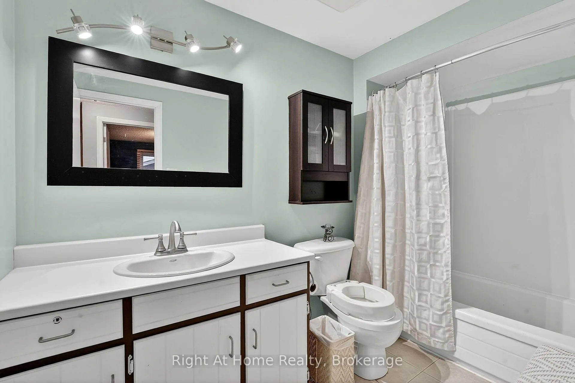 Photo 25 of 16 Dundee Drive, St. Catharines, Secord Woods — HOMEH