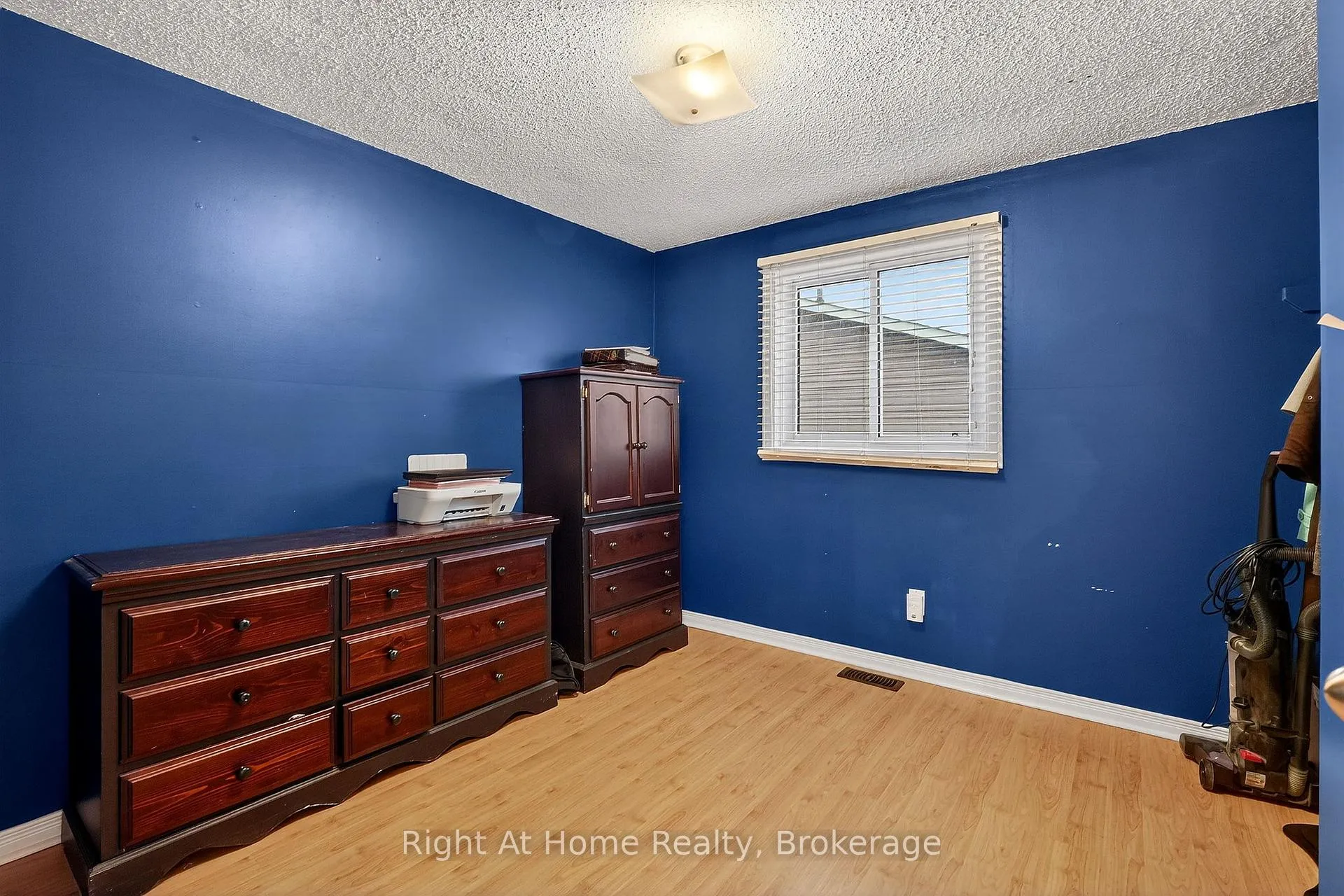 Photo 26 of 16 Dundee Drive, St. Catharines, Secord Woods — HOMEH