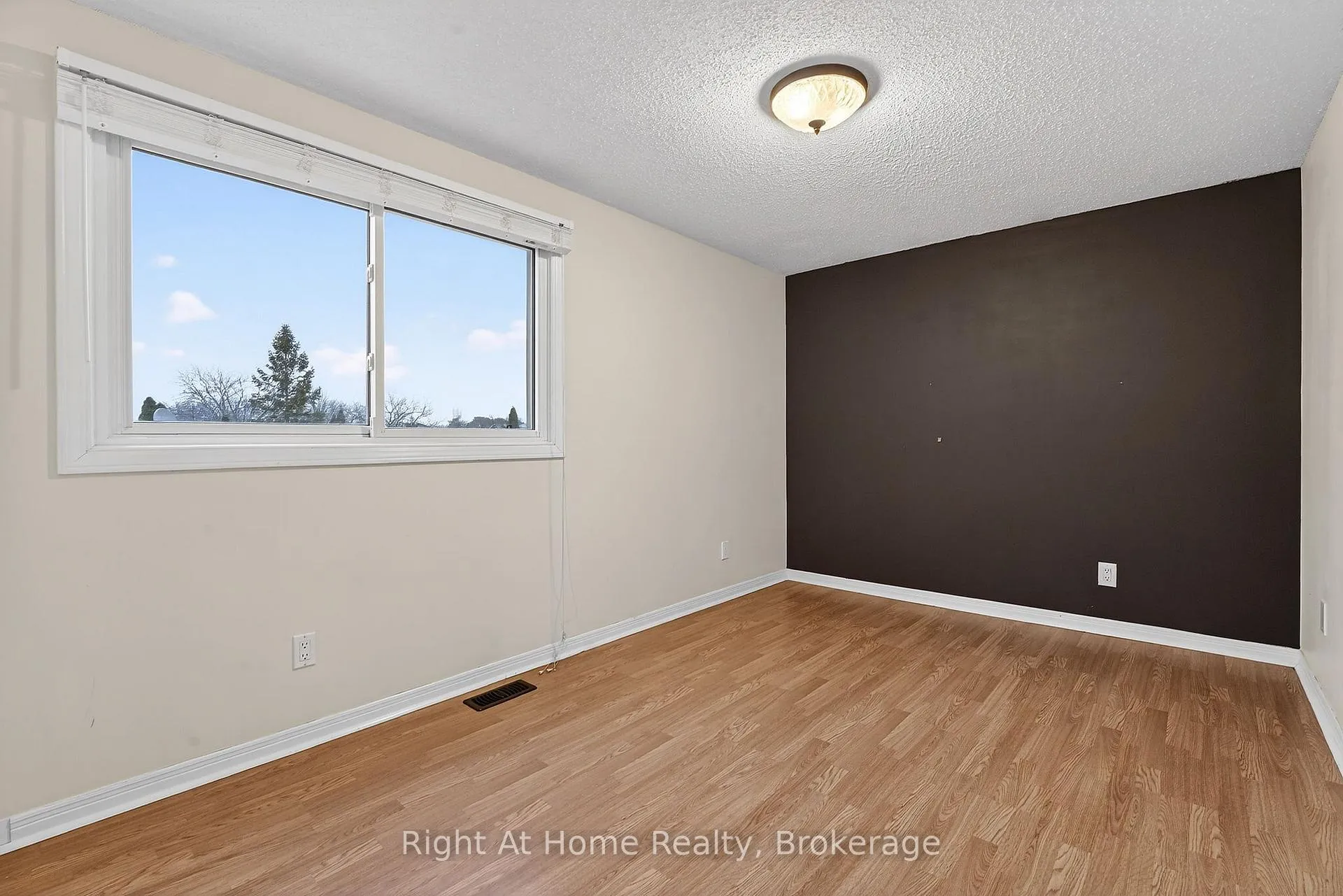 Photo 27 of 16 Dundee Drive, St. Catharines, Secord Woods — HOMEH