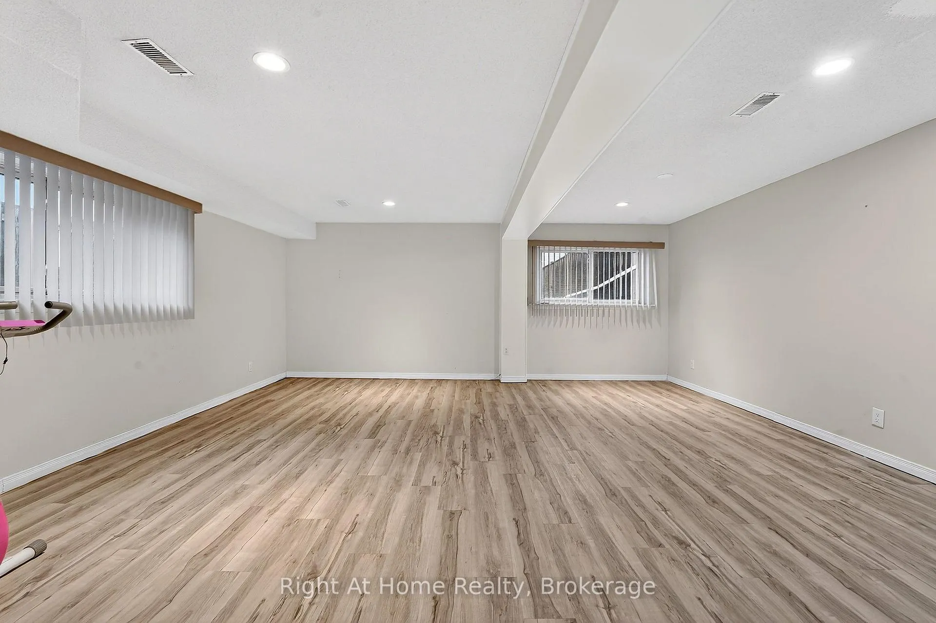 Photo 31 of 16 Dundee Drive, St. Catharines, Secord Woods — HOMEH