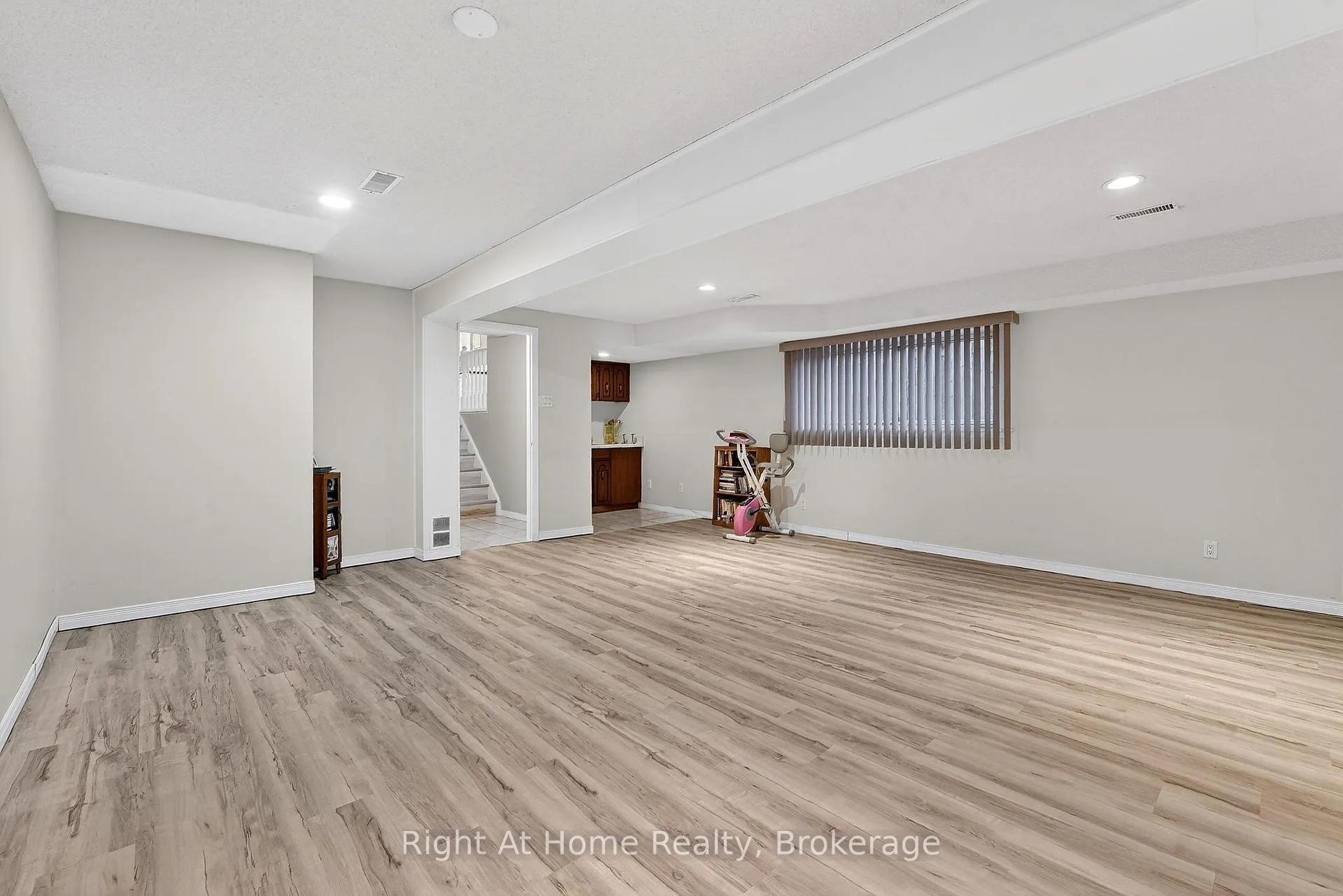 Photo 32 of 16 Dundee Drive, St. Catharines, Secord Woods — HOMEH