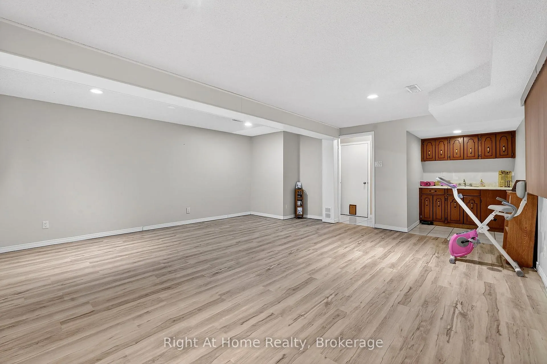 Photo 33 of 16 Dundee Drive, St. Catharines, Secord Woods — HOMEH