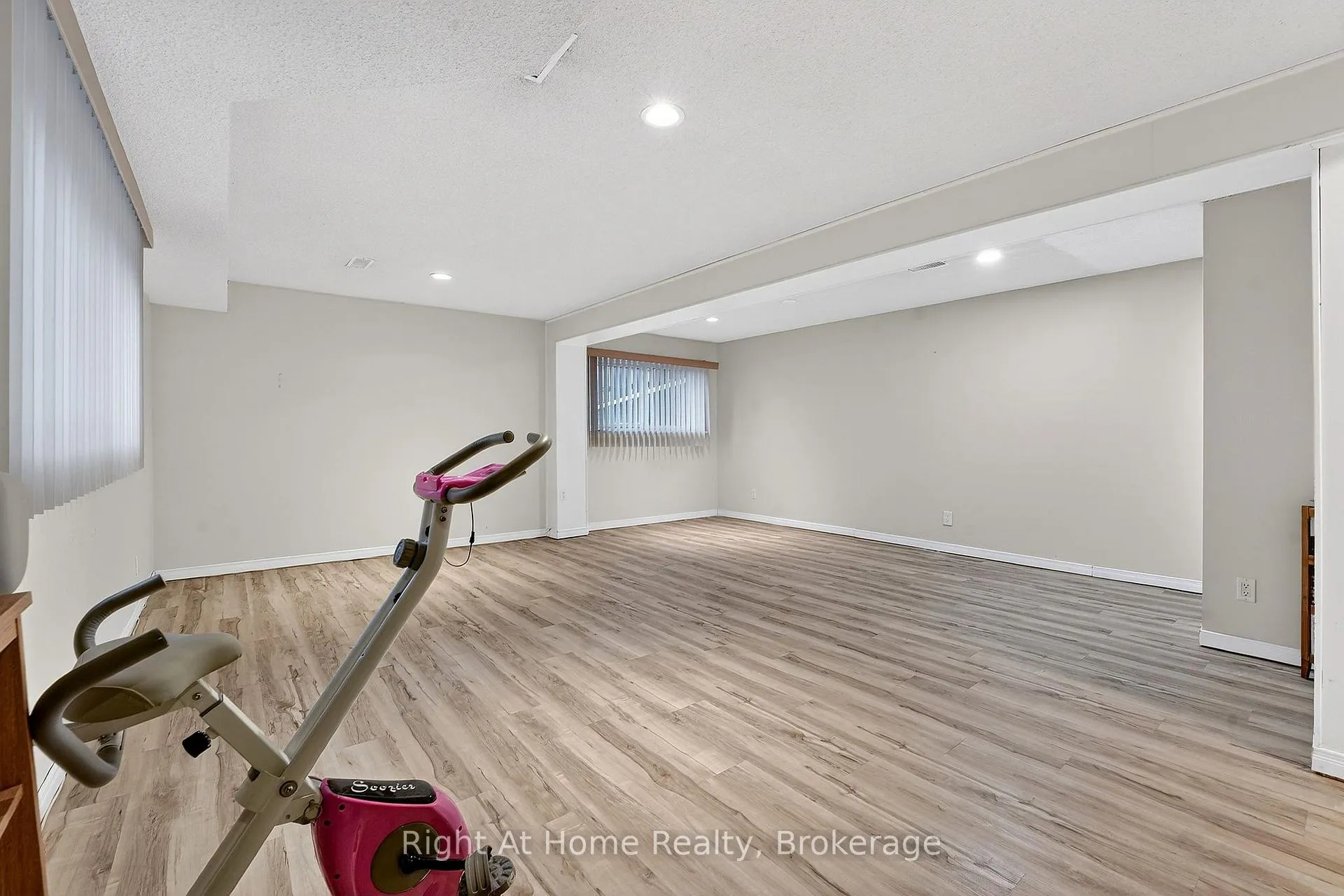 Photo 35 of 16 Dundee Drive, St. Catharines, Secord Woods — HOMEH