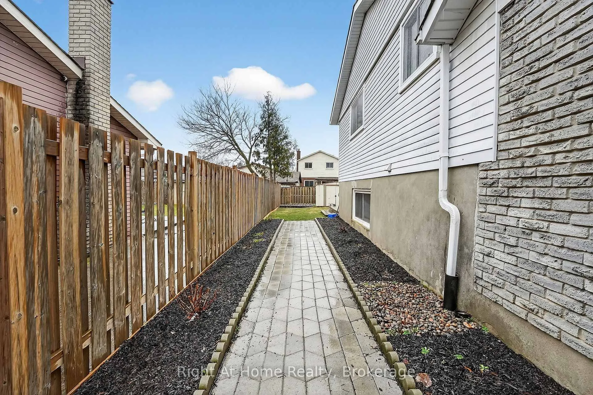 Photo 40 of 16 Dundee Drive, St. Catharines, Secord Woods — HOMEH