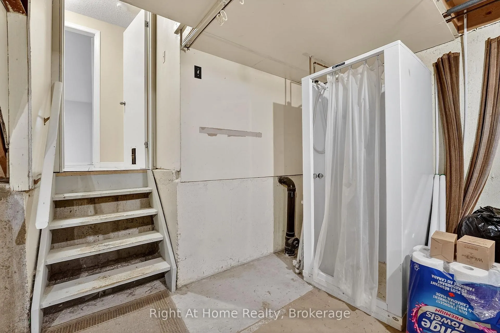 Photo 47 of 16 Dundee Drive, St. Catharines, Secord Woods — HOMEH