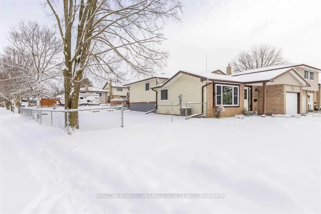 Photo 2 of 899 Ashdale Crescent W, Peterborough, Ashburnham Ward 4 — HOMEH