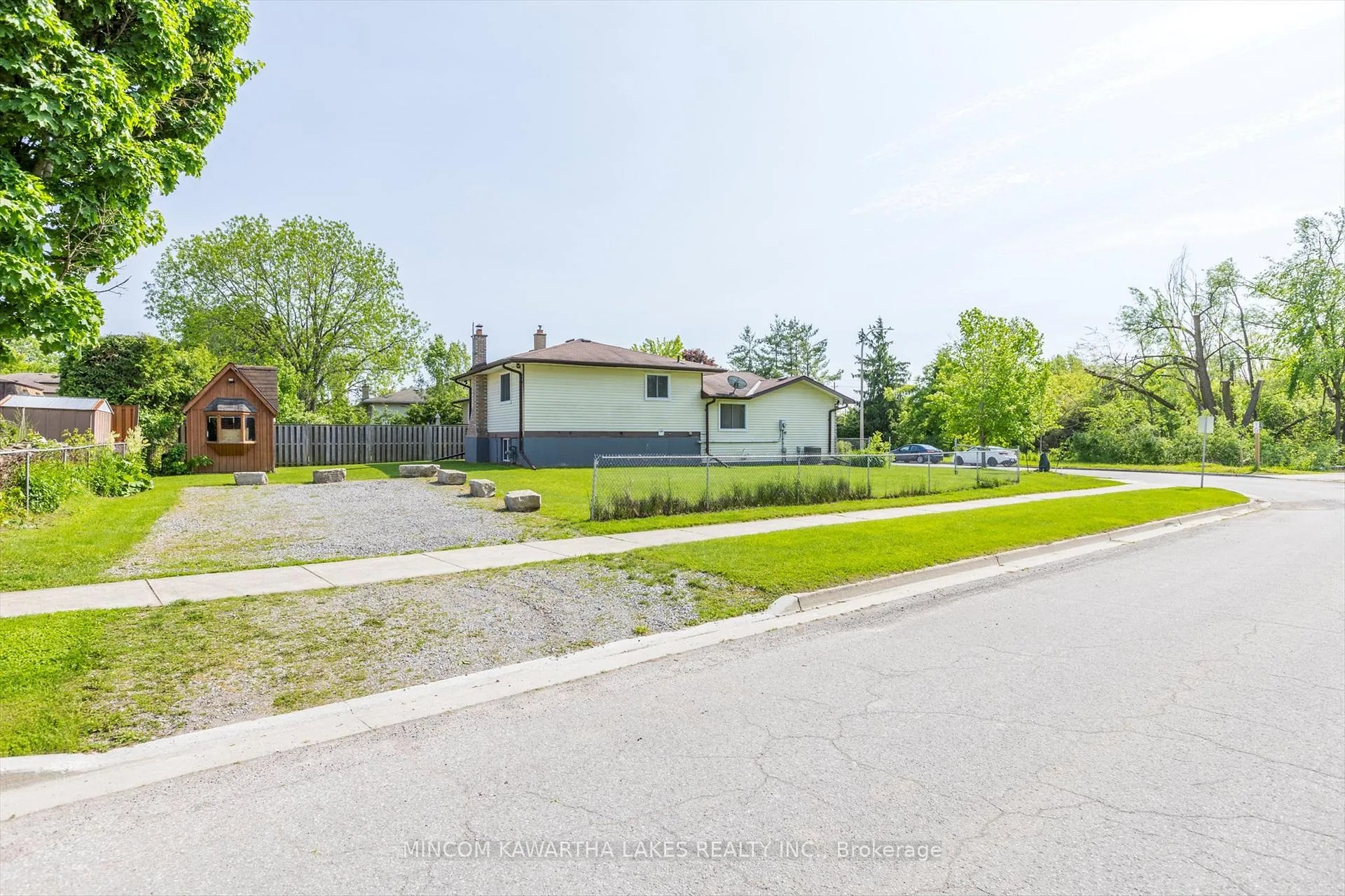 Photo 20 of 899 Ashdale Crescent W, Peterborough, Ashburnham Ward 4 — HOMEH
