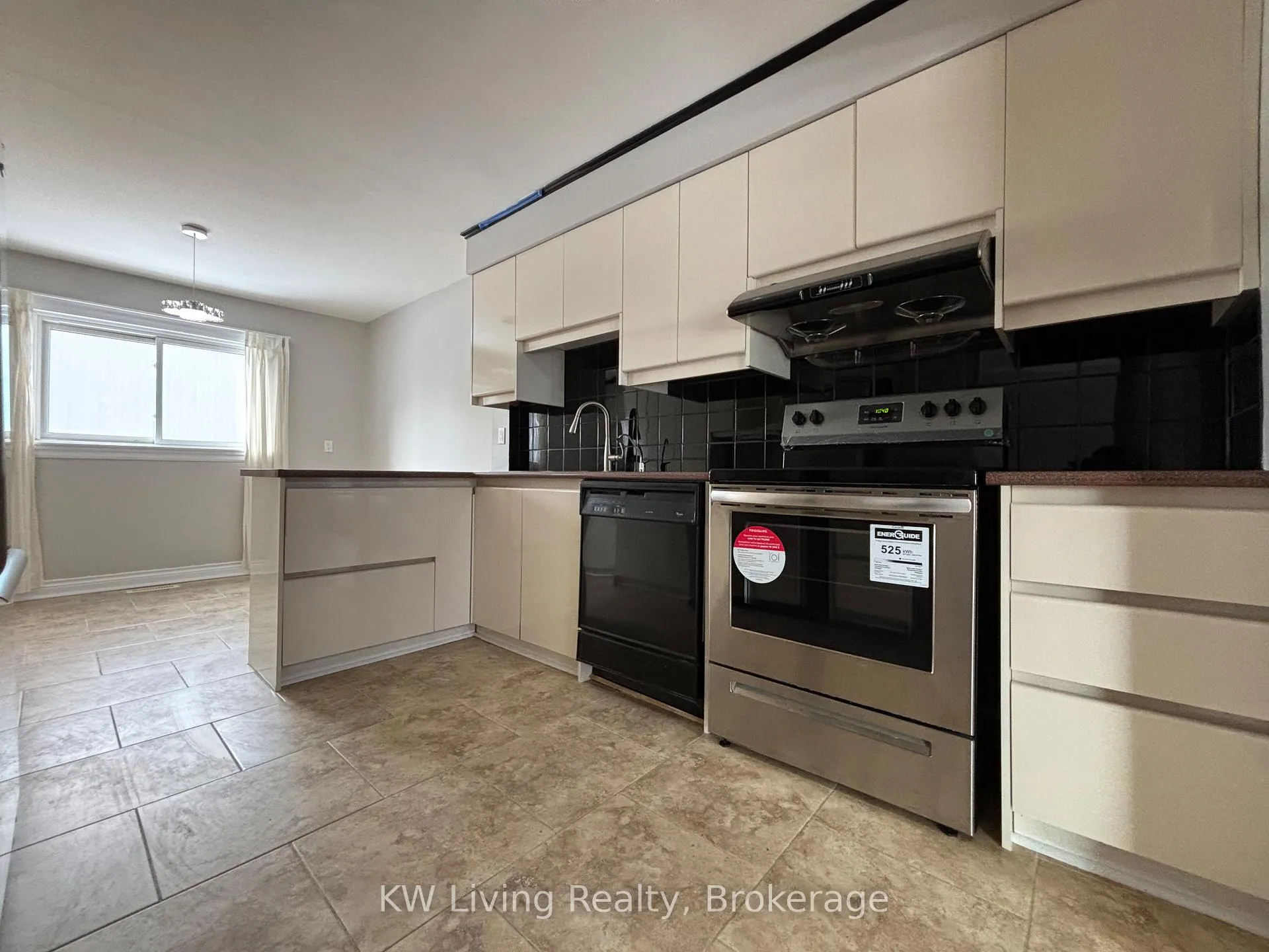 Photo 6 of Unit 28, 646 Village Parkway, Markham, Unionville — HOMEH