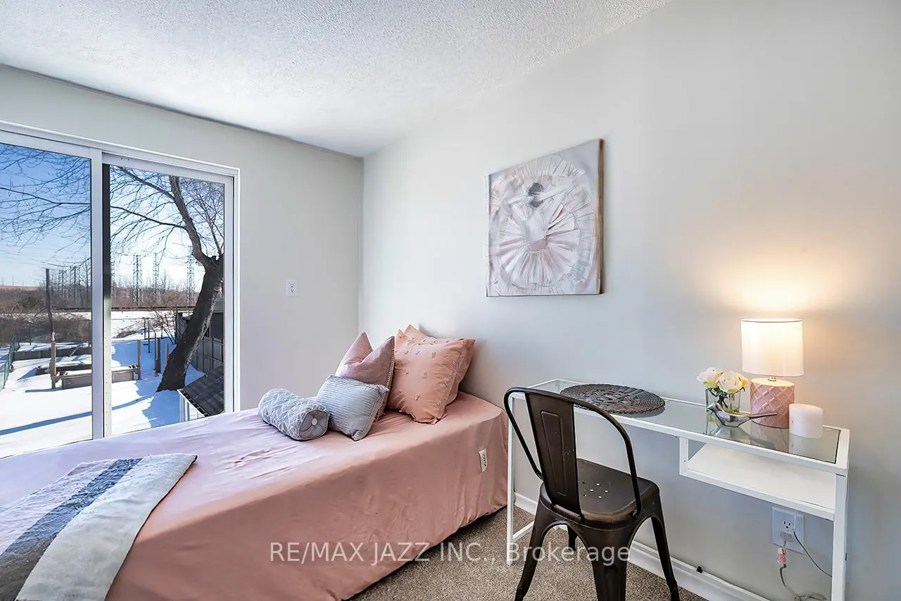 Photo 29 of 865 Derry Court, Oshawa, Vanier — HOMEH