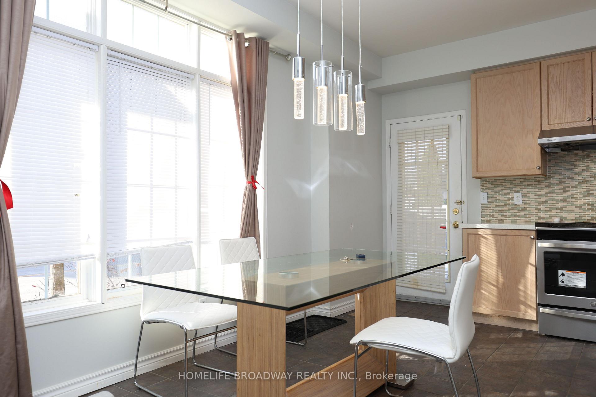 Photo 3 of 2 Catherina Street, Markham, Berczy — HOMEH