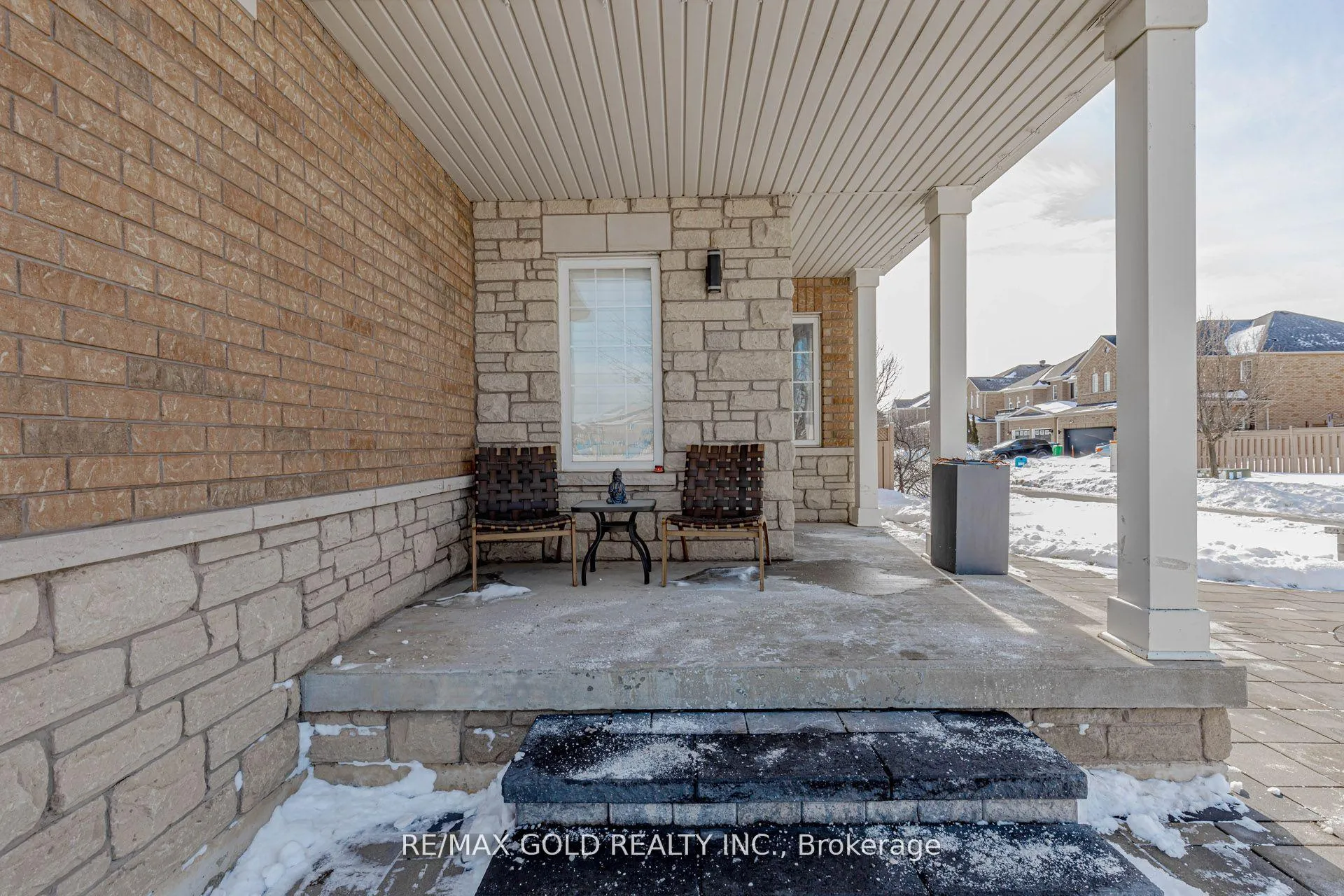 Photo 4 of 2 Oranmore Crescent, Brampton, Credit Valley — HOMEH