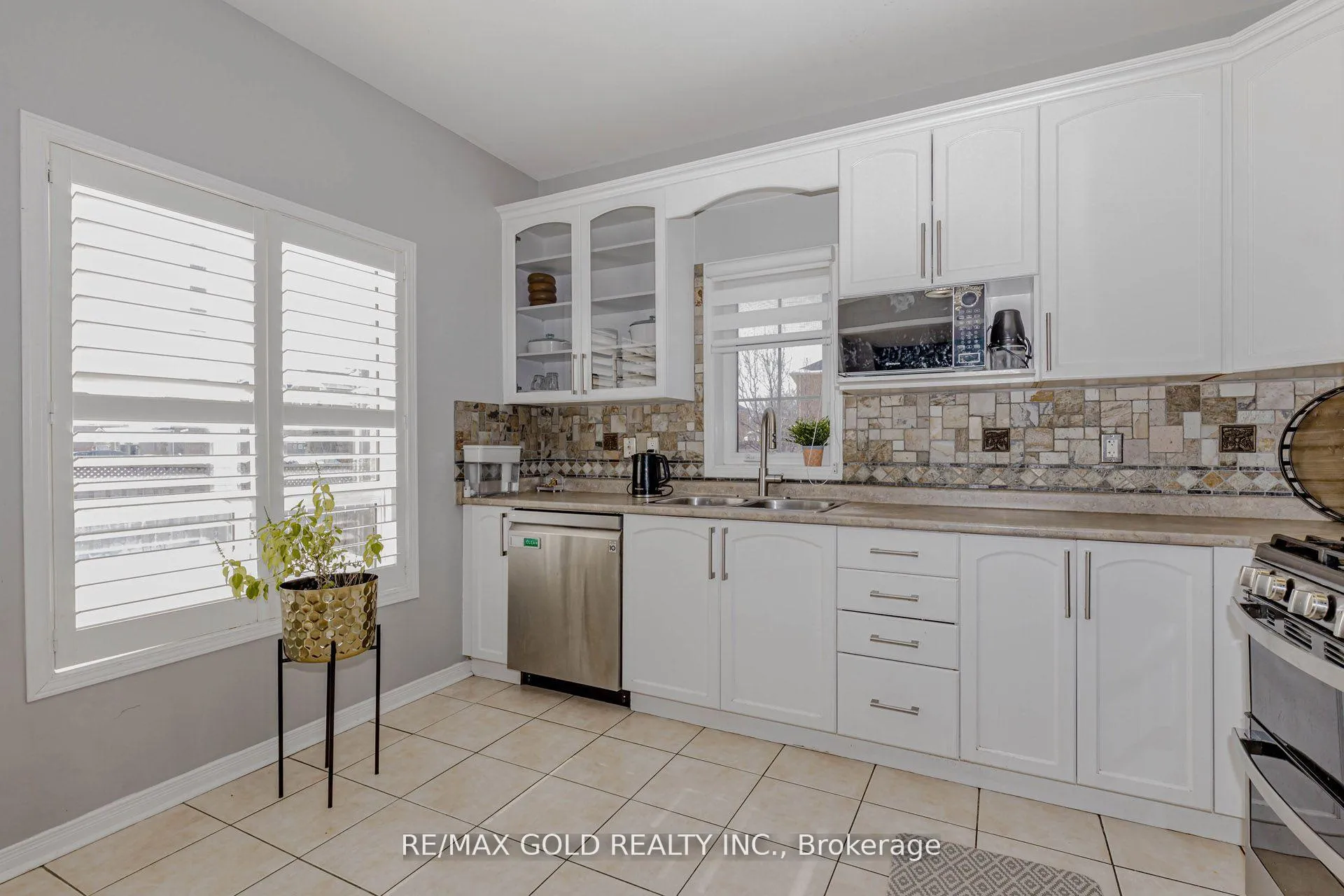 Photo 12 of 2 Oranmore Crescent, Brampton, Credit Valley — HOMEH