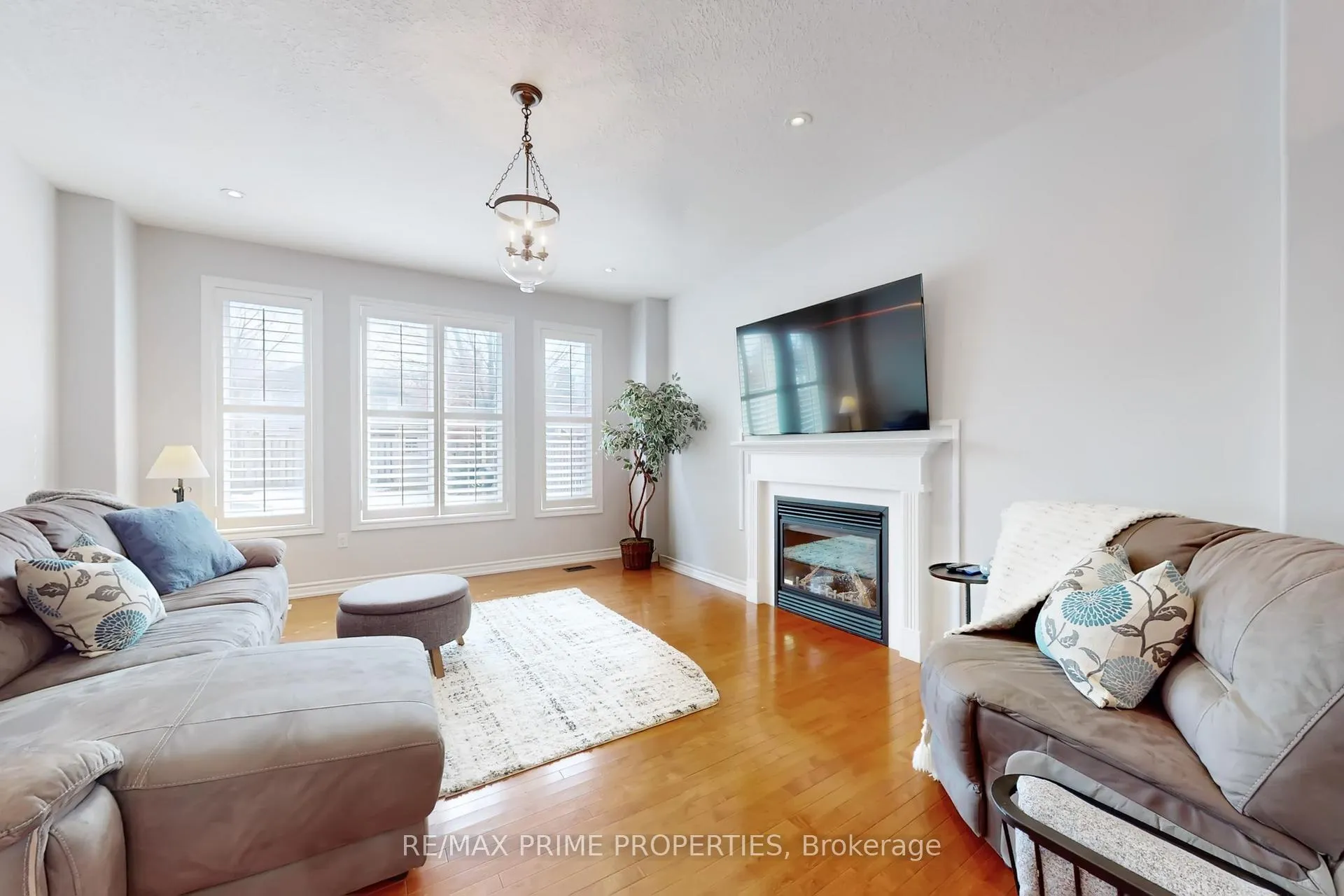 Photo 2 of 947 Booth Avenue, Innisfil, Alcona — HOMEH