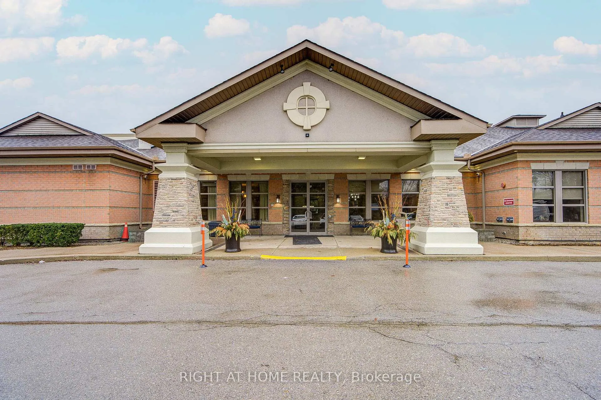 Photo 2 of Unit 2406, 100 Burloak Drive, Burlington, Appleby — HOMEH