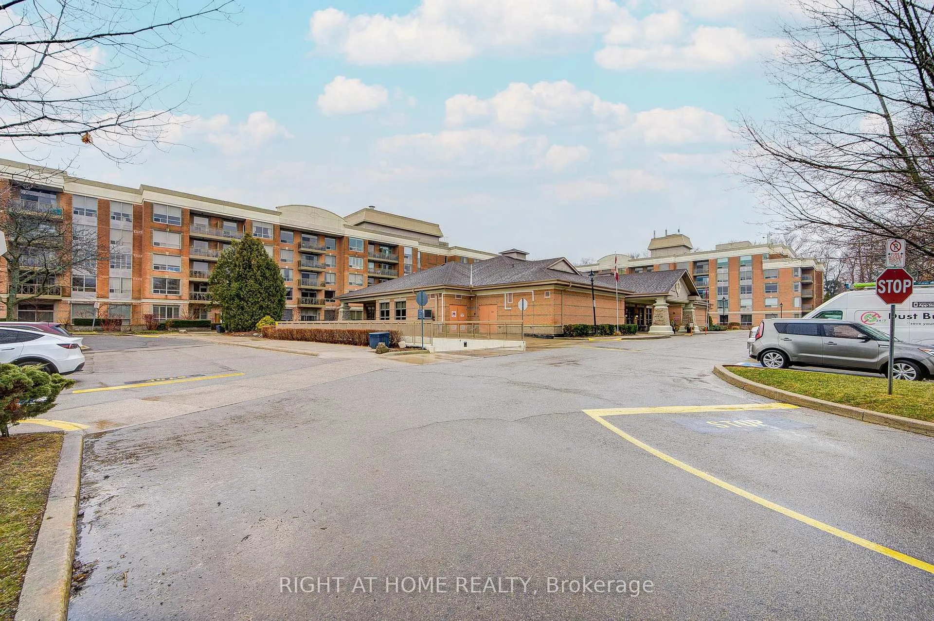 Photo 3 of Unit 2406, 100 Burloak Drive, Burlington, Appleby — HOMEH